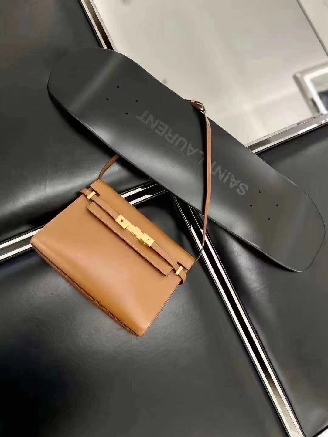 Ysl 𝑴𝒂𝒏𝒉𝒂𝒕𝒕𝒂𝒏 29CM曼哈顿法棍包 579271焦糖色牙签纹金扣