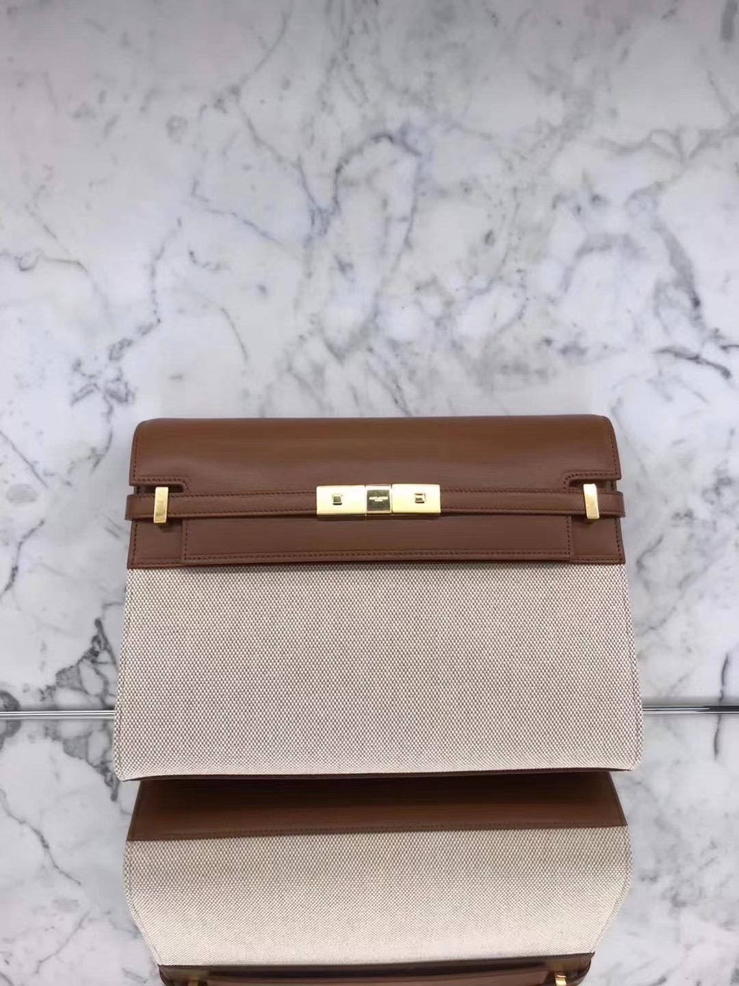 Ysl 𝑴𝒂𝒏𝒉𝒂𝒕𝒕𝒂𝒏 29CM曼哈顿法棍包 579271棕皮配杏色帆布金扣