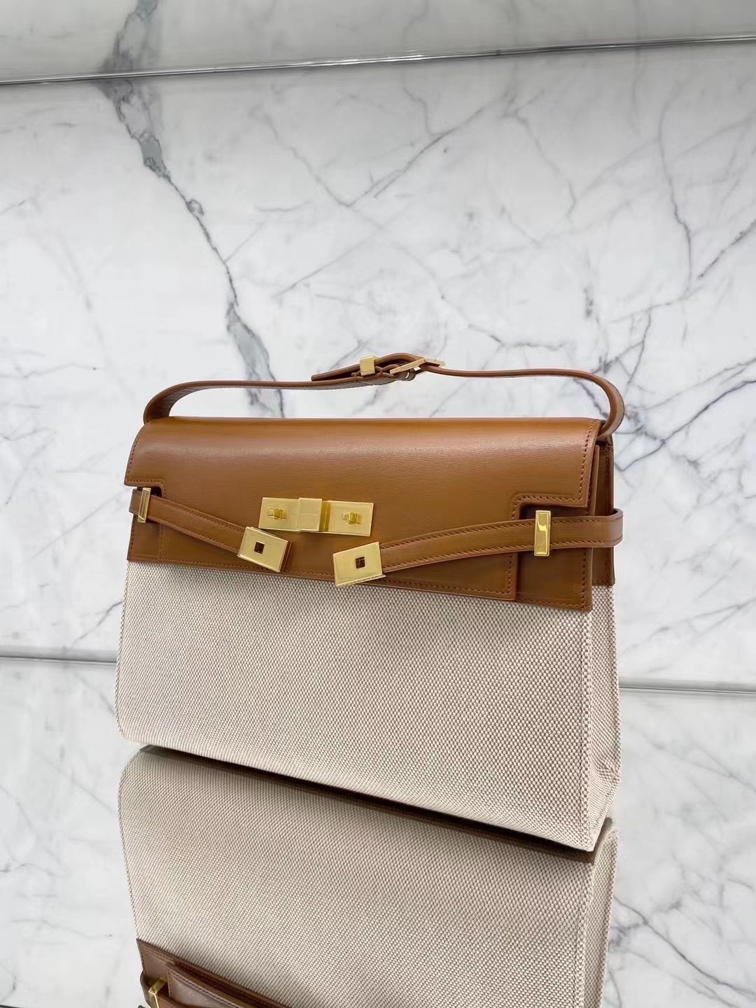 Ysl 𝑴𝒂𝒏𝒉𝒂𝒕𝒕𝒂𝒏 29CM曼哈顿法棍包 579271棕皮配杏色帆布金扣