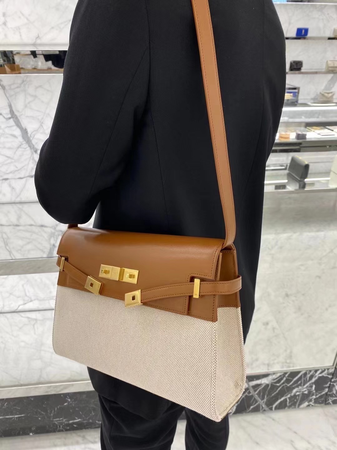 Ysl 𝑴𝒂𝒏𝒉𝒂𝒕𝒕𝒂𝒏 29CM曼哈顿法棍包 579271棕皮配杏色帆布金扣