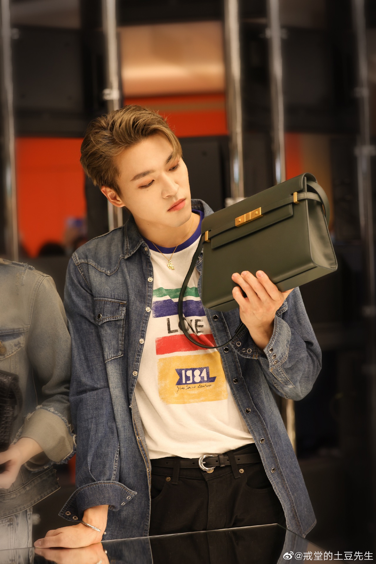 Ysl 𝑴𝒂𝒏𝒉𝒂𝒕𝒕𝒂𝒏 29CM曼哈顿法棍包 579271暗绿色牙签纹金扣