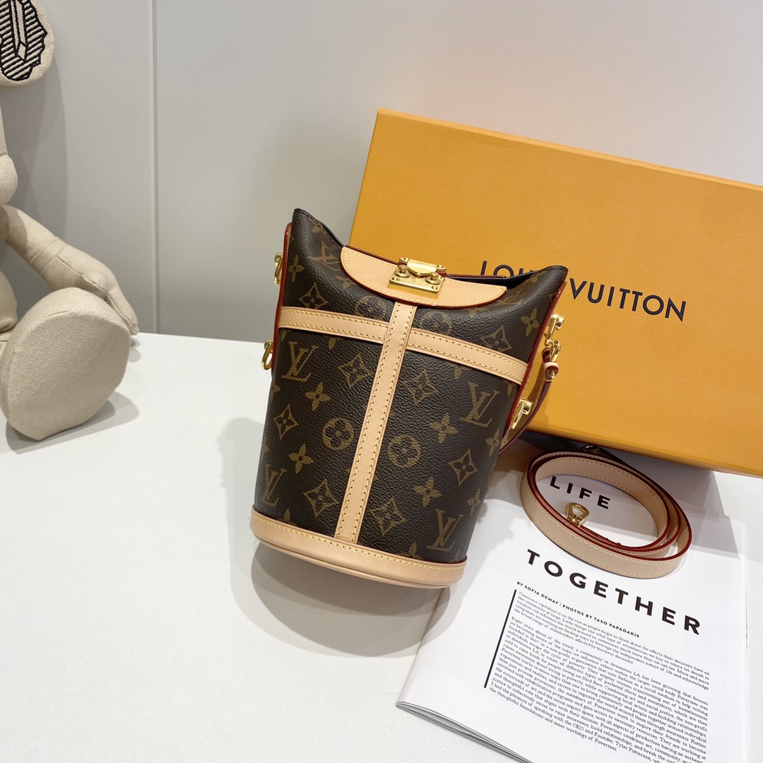 NO:178269,M43587 DUFFLE handbags The favorite Duffle handbag in the spring and summer collection, improved by women's art director Nicolas Ghesquière. Dressed from soft Monogram canvas with a finely crafted iconic S-shaped buckle, this carryable and shoulder-mounted bag is a stylish accessory for day or dinner. Detailed features 22 x 23 x 14 cm (length x height x width) Monogram coated canvas fabric Natural cowhide Microfiber lining Gold metal trim Iconic S-shaped buckle Shoulder strap removable, non-adjustable strap half length 48.0 cm Handle single handle, removable, cowhide19860909M43587 DUFFLE 手袋 春夏系列中备受钟爱的Duffle手袋,出自女装艺术总监Nicolas Ghesquière之手的改良设计.由柔软的Monogram帆布裁制而成,配有做工精细的标志性S形锁扣,此款可手提,可肩背的包袋是日间或晚宴造型的时尚配饰. 详细特征 22 x 23 x 14 厘米 (长度 x 高 x 宽) Monogram涂层帆布面料 天然牛皮饰边 超细纤维内衬 金色金属饰件 标志性S形锁扣 肩带可拆卸,不可调节 包带半长48.0 厘米 手柄单手柄,可拆卸,,cowhide,Bag