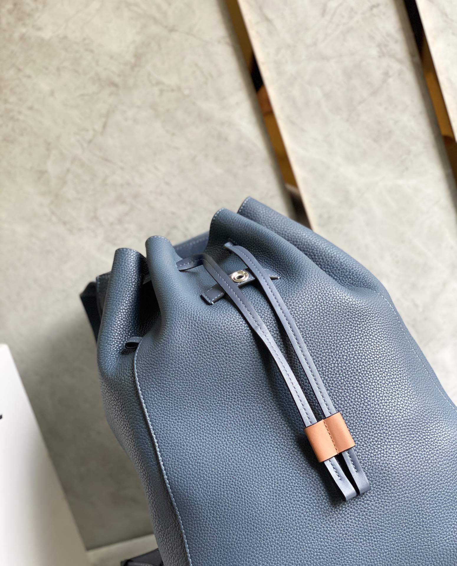 Loewe罗意威 粒面牛皮抽绳背包 蓝色