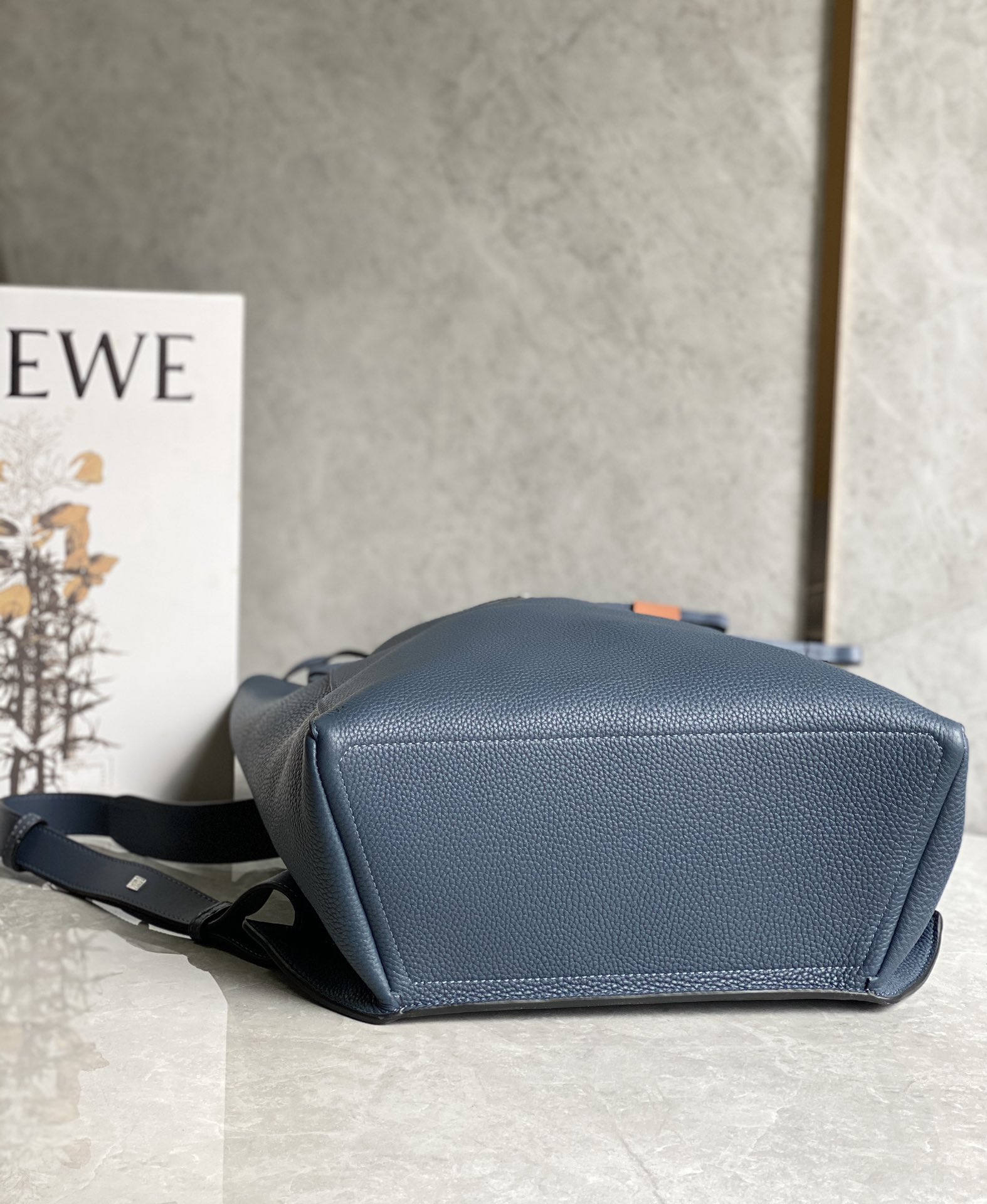 Loewe罗意威 粒面牛皮抽绳背包 蓝色