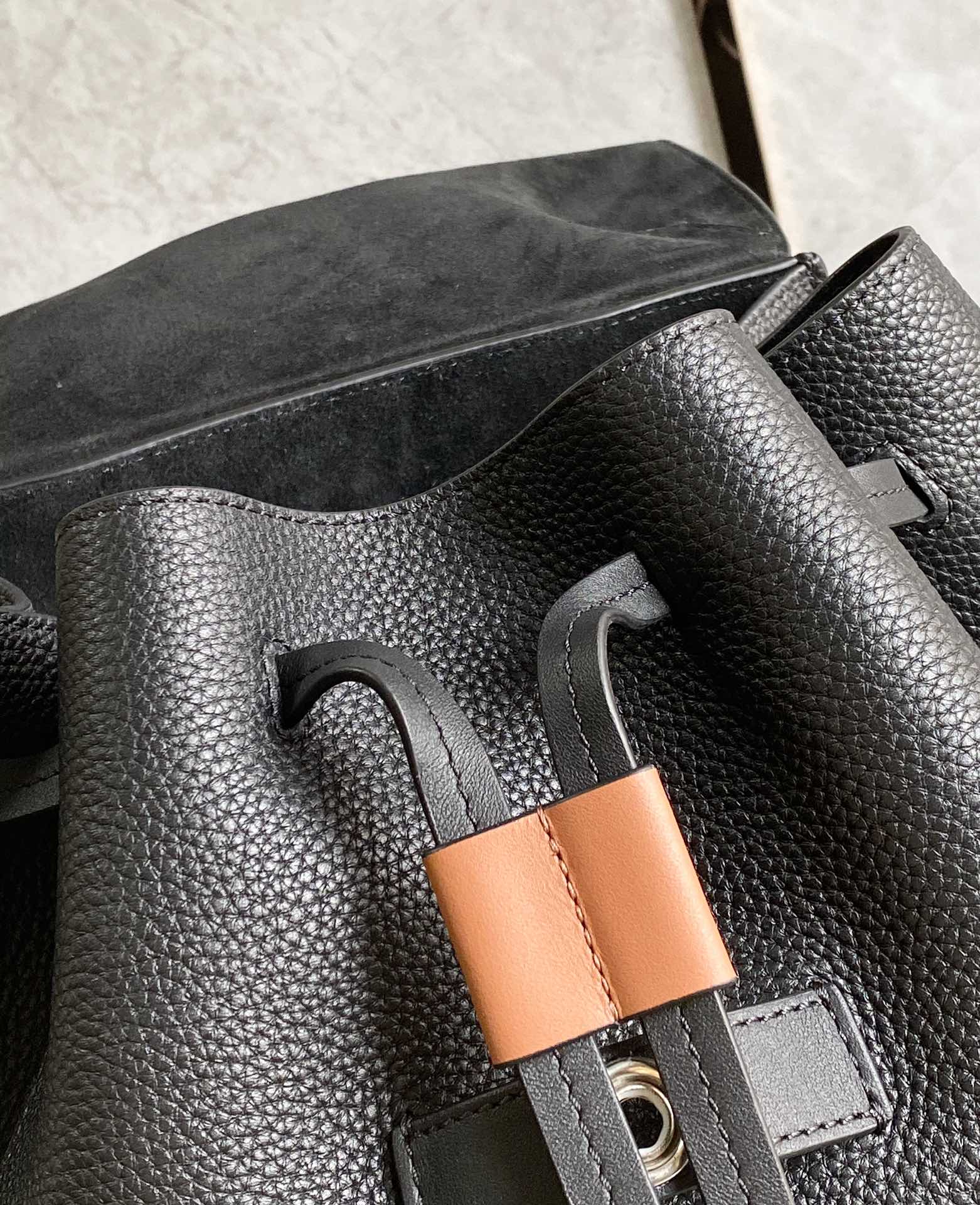 Loewe罗意威 粒面牛皮抽绳背包 黑色