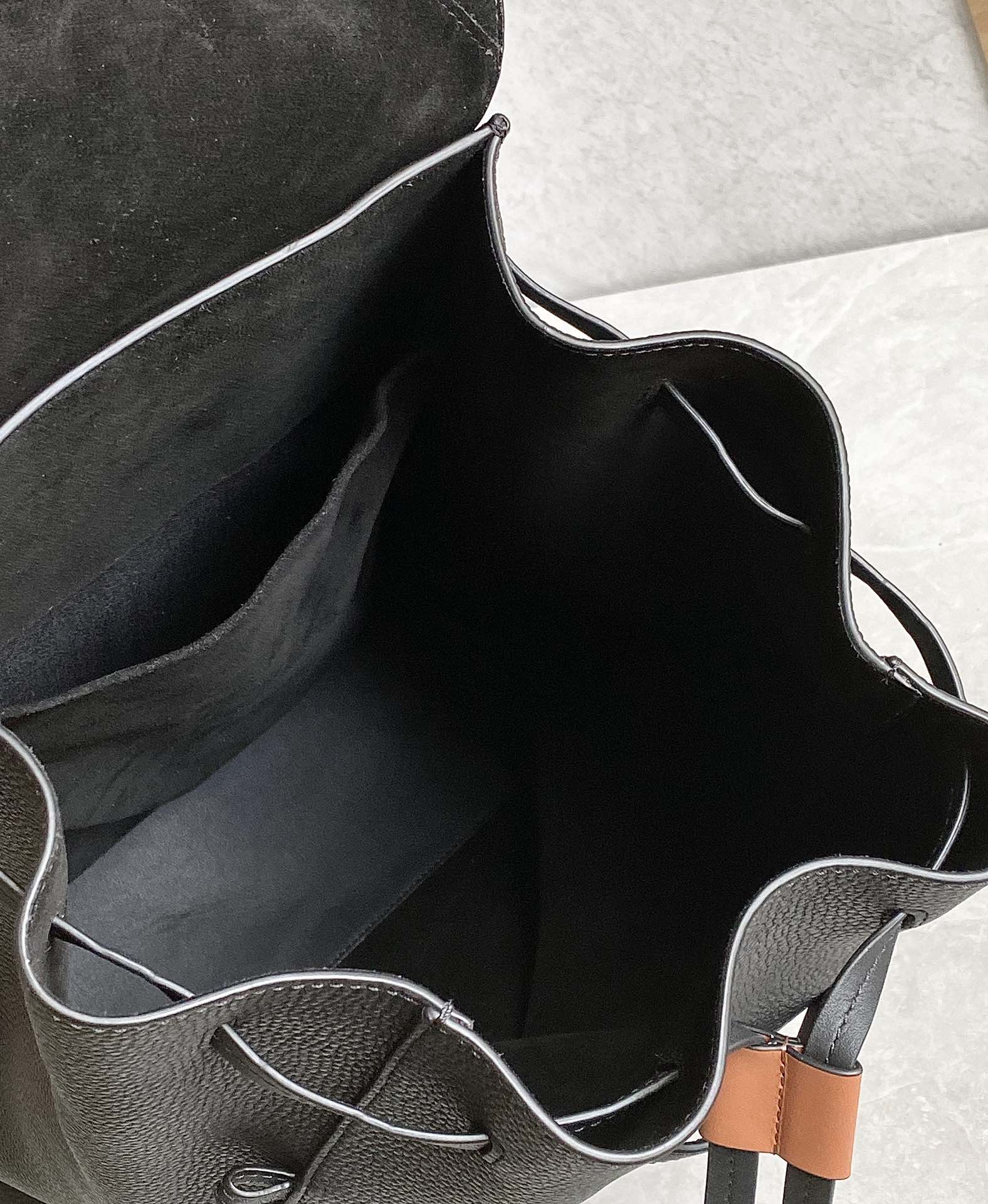 Loewe罗意威 粒面牛皮抽绳背包 黑色