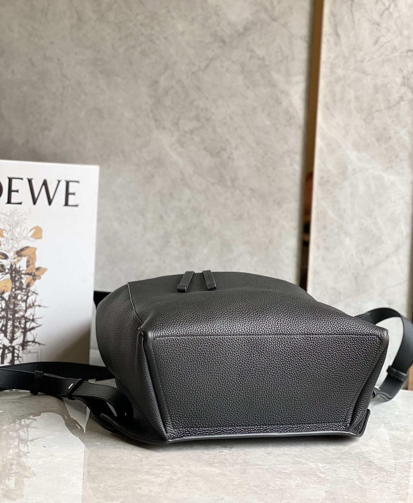 Loewe罗意威 粒面牛皮抽绳背包 黑色