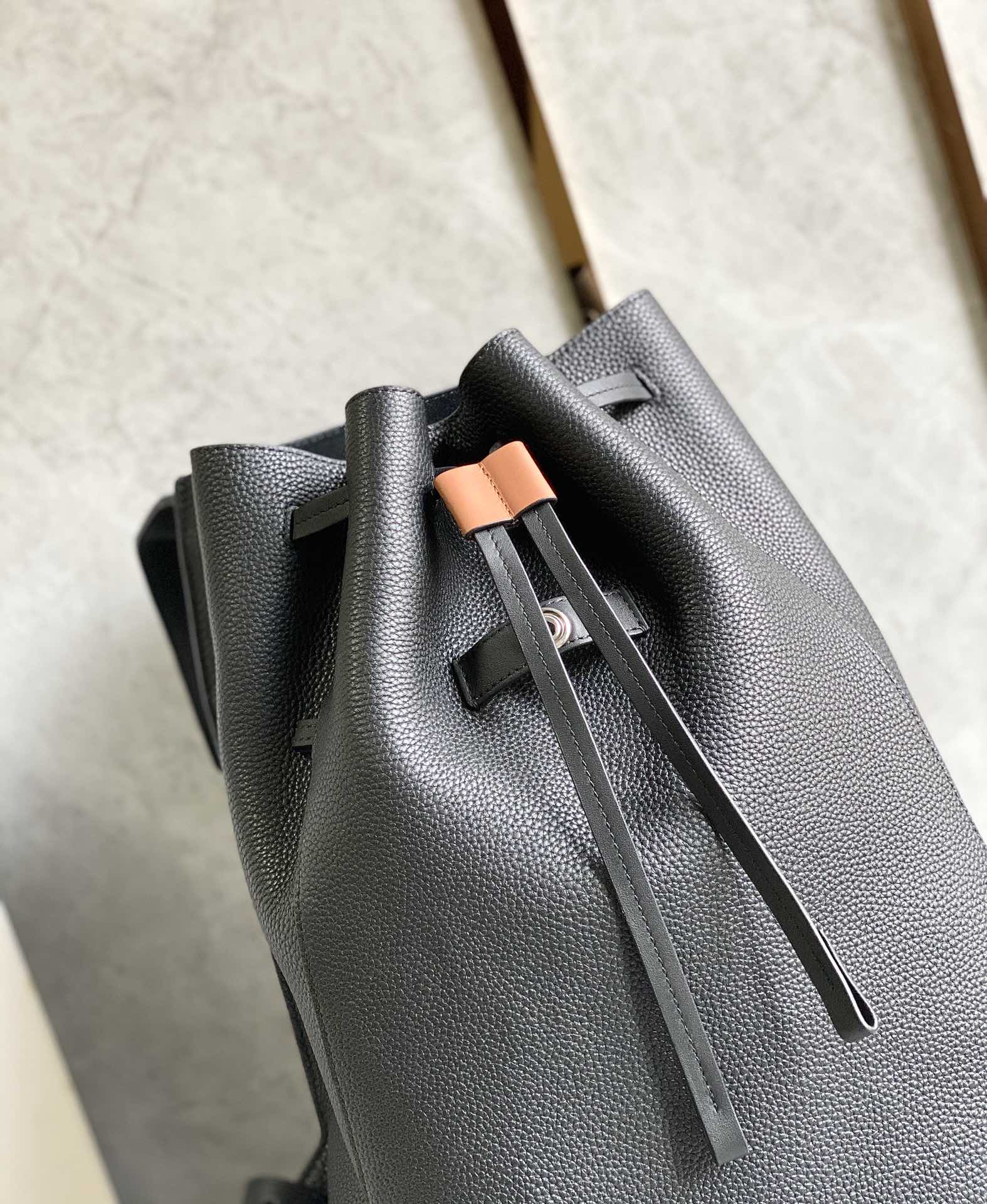 Loewe罗意威 粒面牛皮抽绳背包 黑色