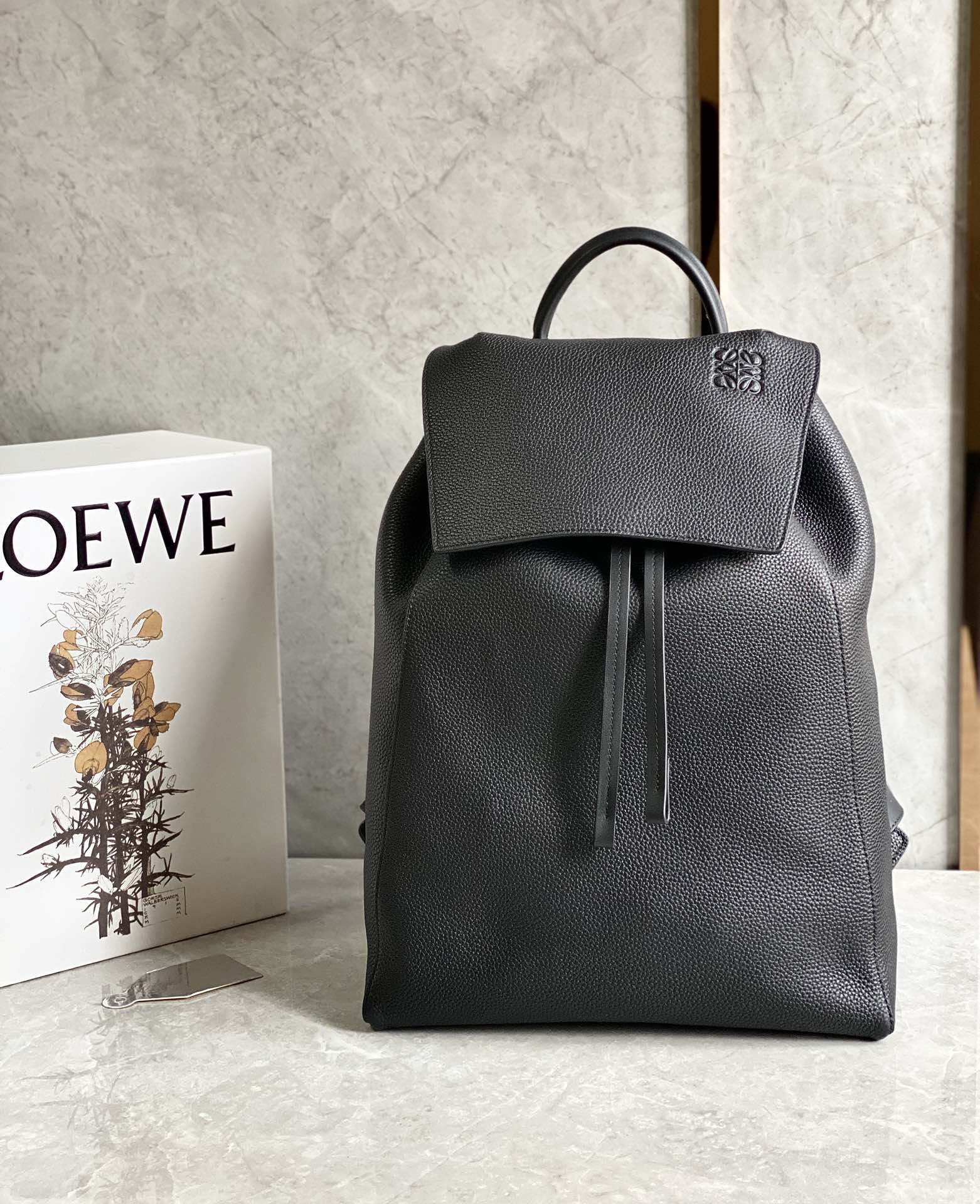 Loewe罗意威 粒面牛皮抽绳背包 黑色