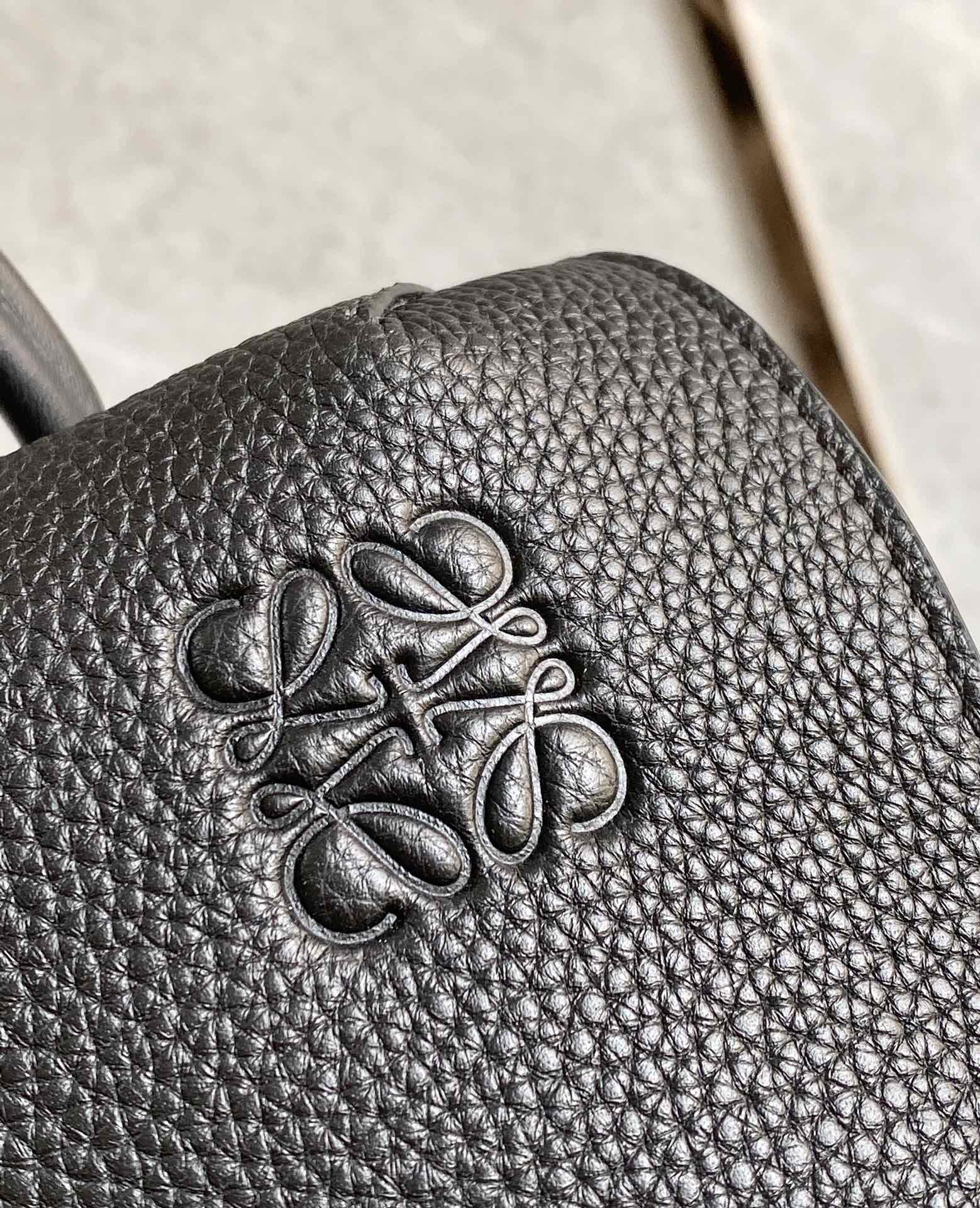 Loewe罗意威 粒面牛皮抽绳背包 黑色