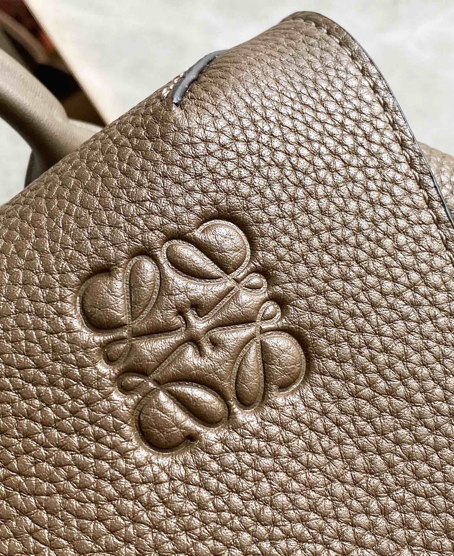 Loewe罗意威 粒面牛皮抽绳背包 土黄