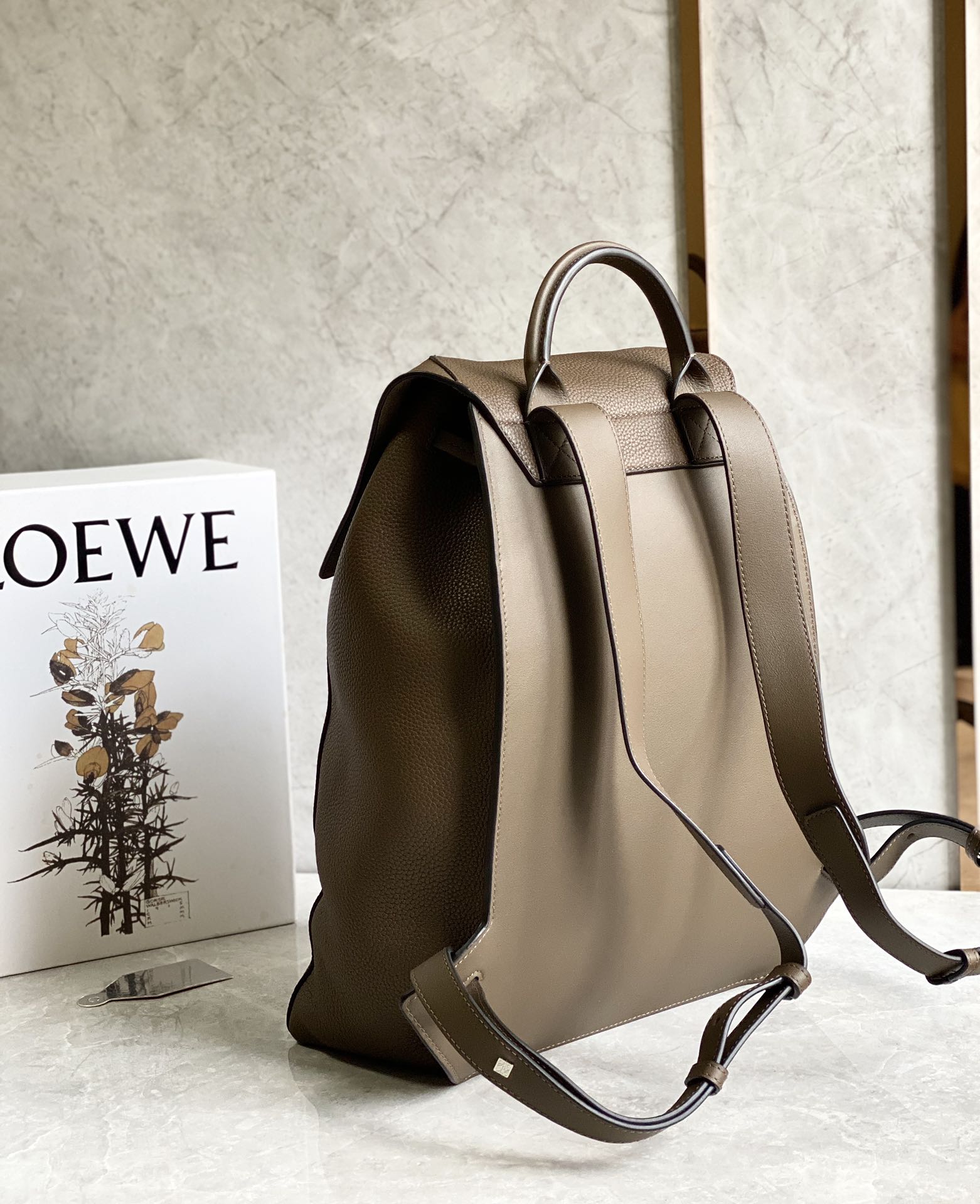 Loewe罗意威 粒面牛皮抽绳背包 土黄