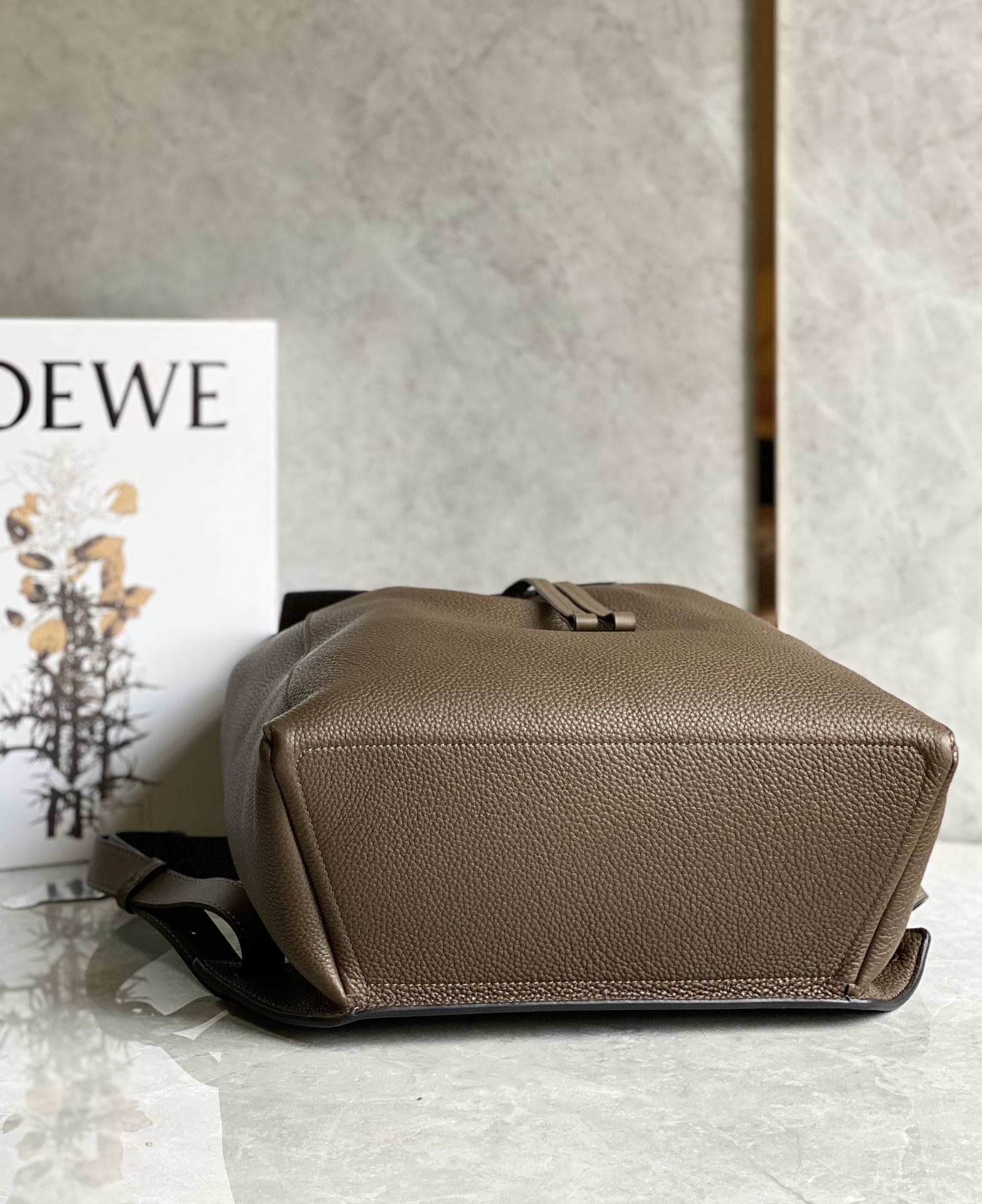 Loewe罗意威 粒面牛皮抽绳背包 土黄