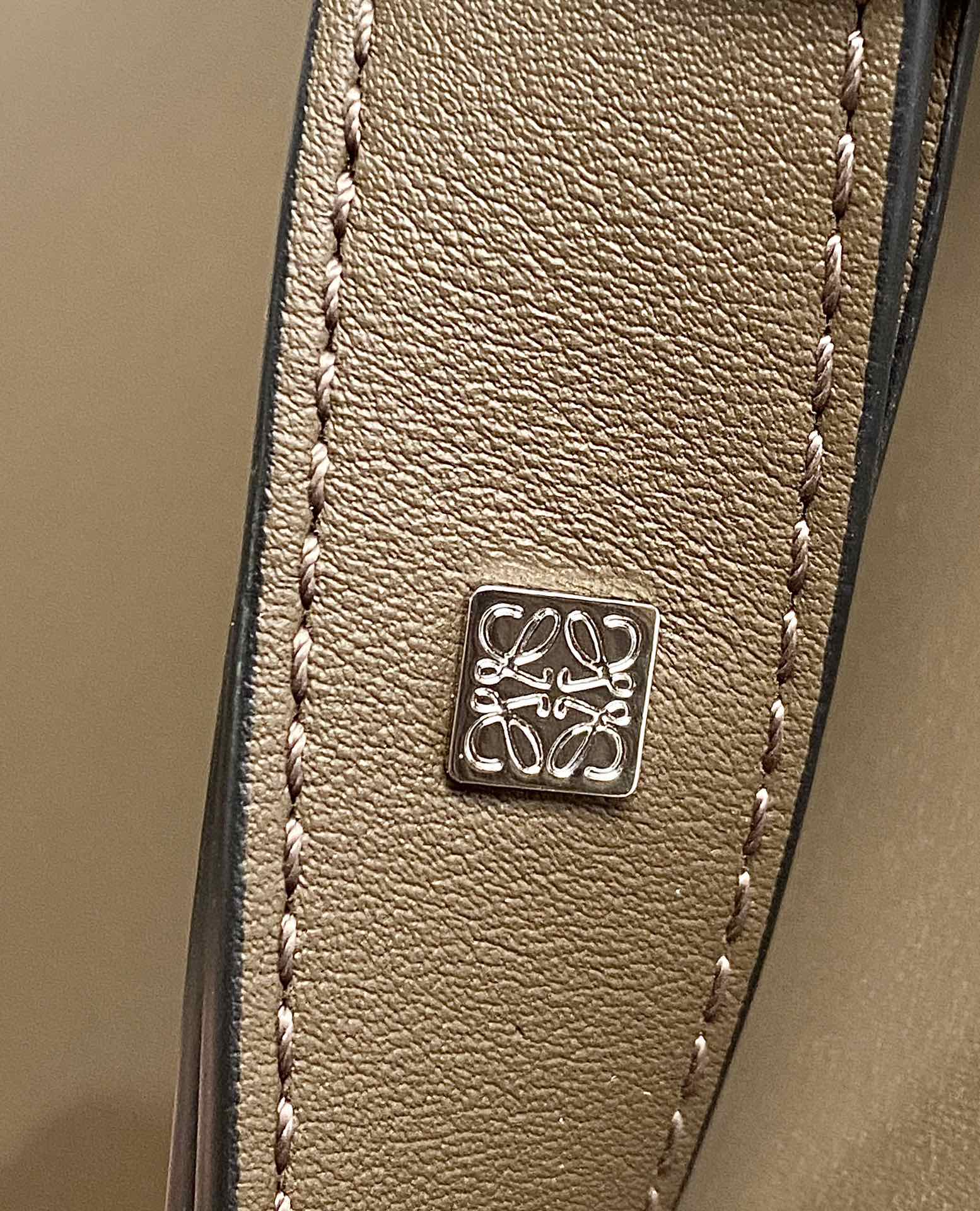 Loewe罗意威 粒面牛皮抽绳背包 土黄