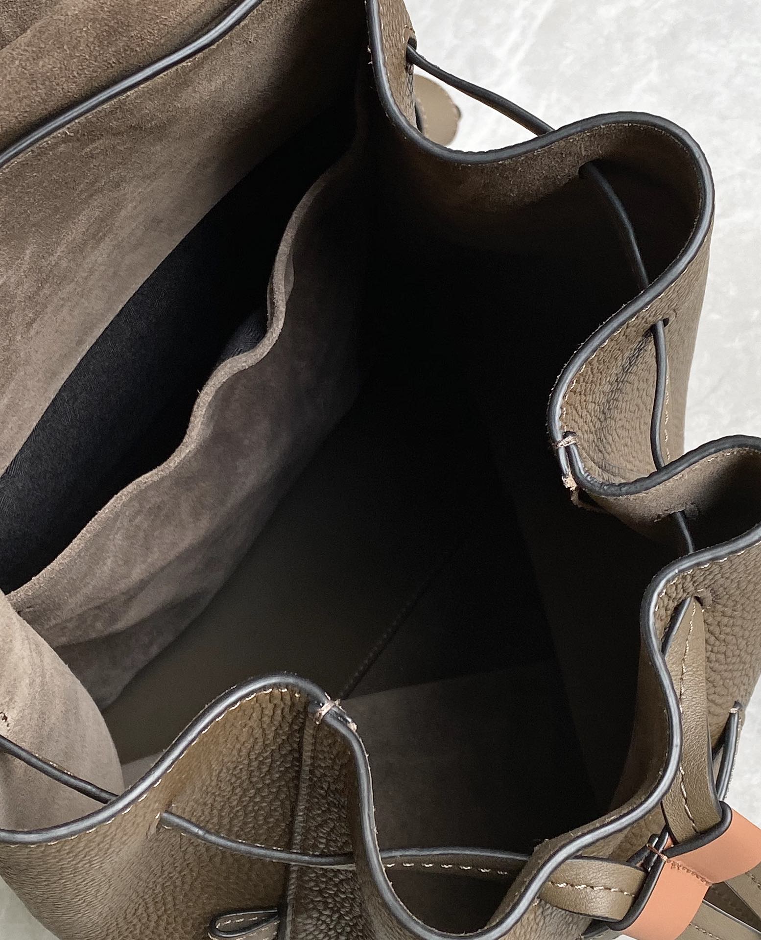 Loewe罗意威 粒面牛皮抽绳背包 土黄