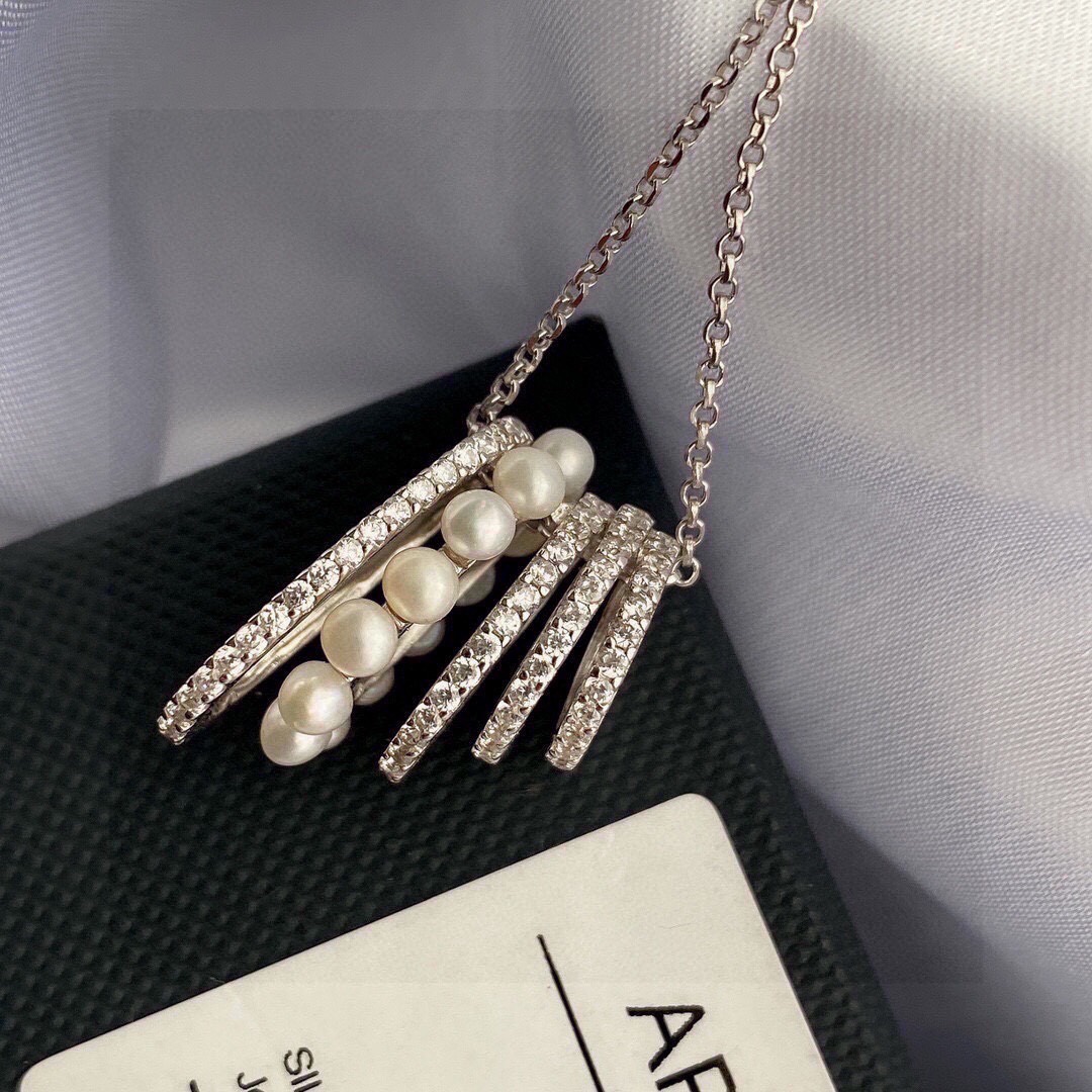 APM白色多圈镂空调节珍珠项链手工微镶白色氧化锆石和淡水珍珠专柜质量进出专gui无压力专供代购最高系列版