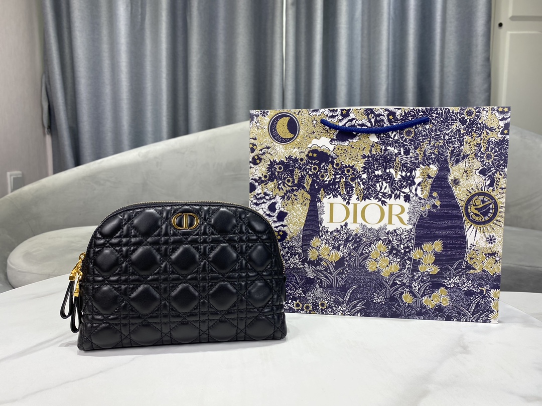 Dior Caro 化妆包黑色羊皮革藤格纹这款di R Caro 化妆包优雅经典 采用黑色羊皮革精心制作 饰以标志性的藤格纹缉面线 正面 点缀以 Cd 标志 单个隔层搭配贴袋 使用拉链开合 可收纳美妆用品和其他日常用品 可轻松放入