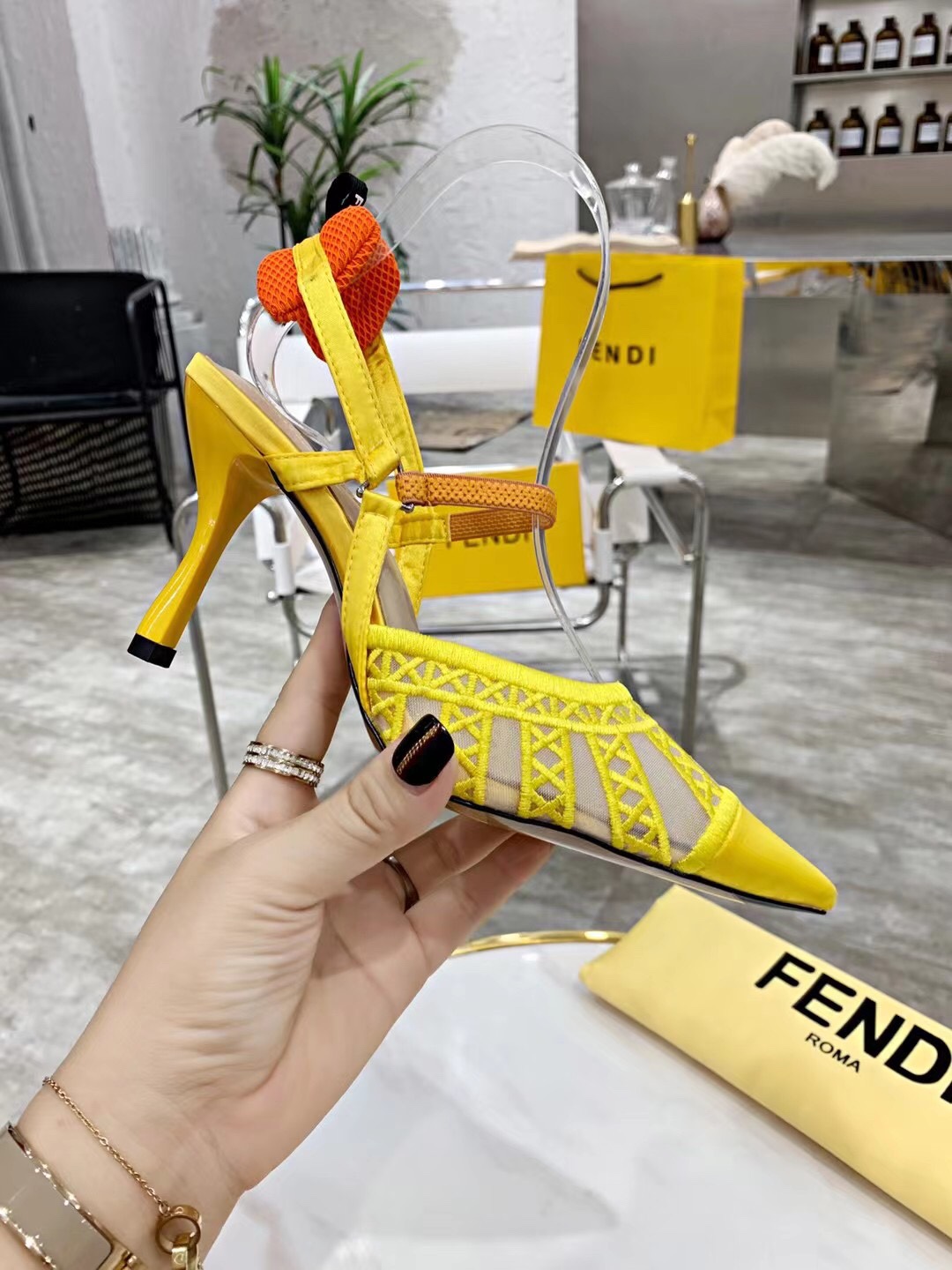 “2021 FEND Spring/Summer High-Heavy Sandals: Elegant, Novel, and Comfortable” - 图片 6