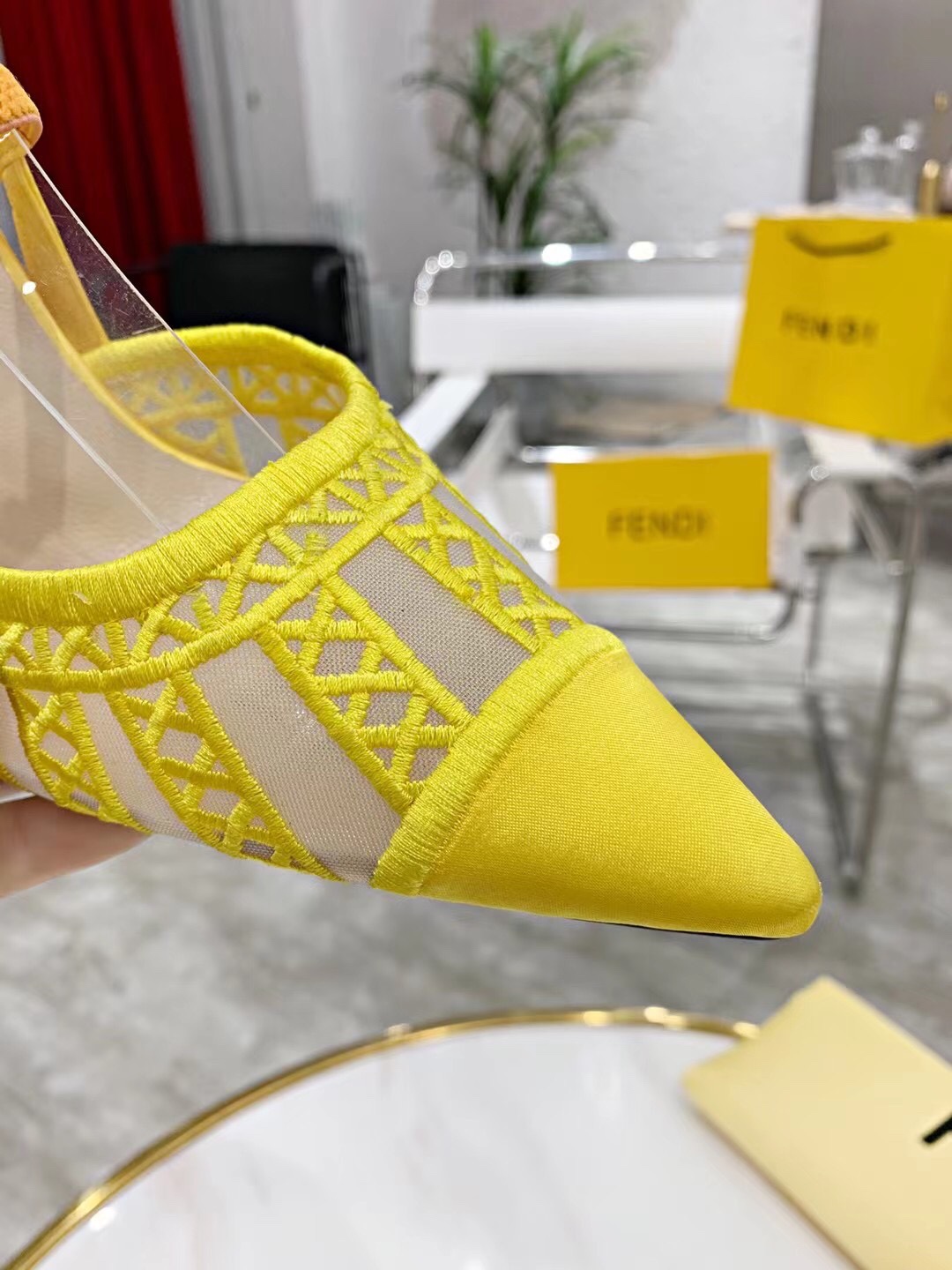 “2021 FEND Spring/Summer High-Heavy Sandals: Elegant, Novel, and Comfortable” - 图片 5