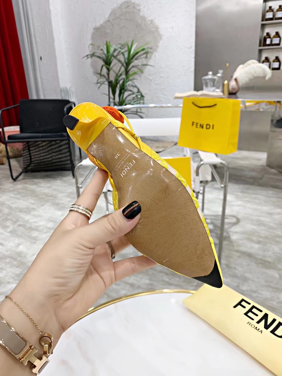 “2021 FEND Spring/Summer High-Heavy Sandals: Elegant, Novel, and Comfortable” - 图片 8