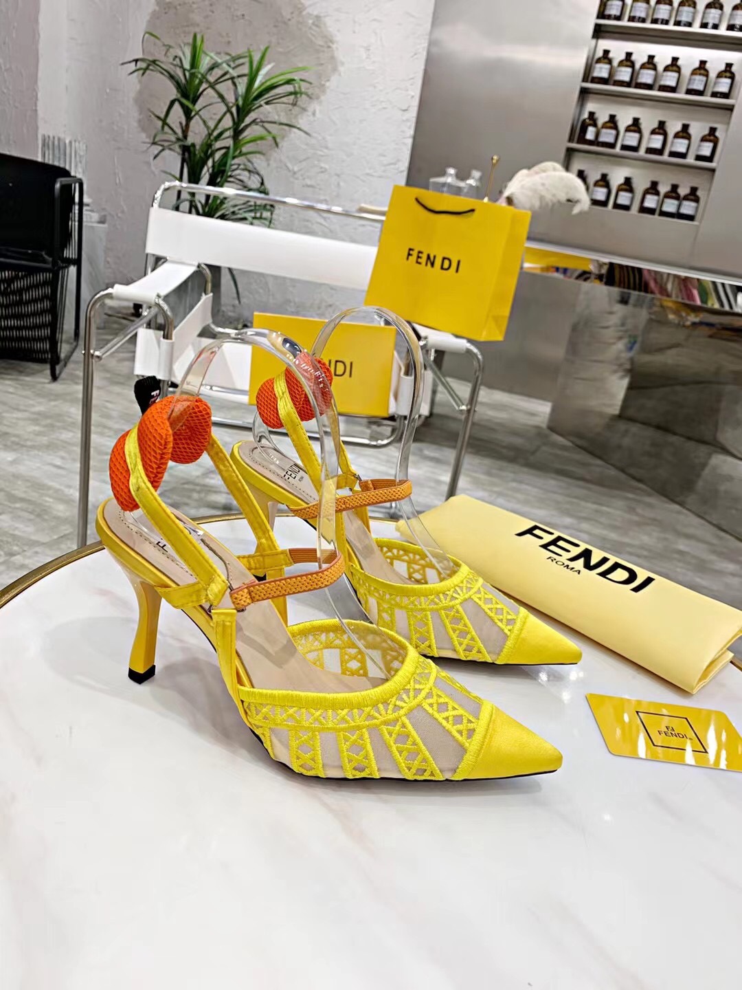 “2021 FEND Spring/Summer High-Heavy Sandals: Elegant, Novel, and Comfortable” - 图片 1