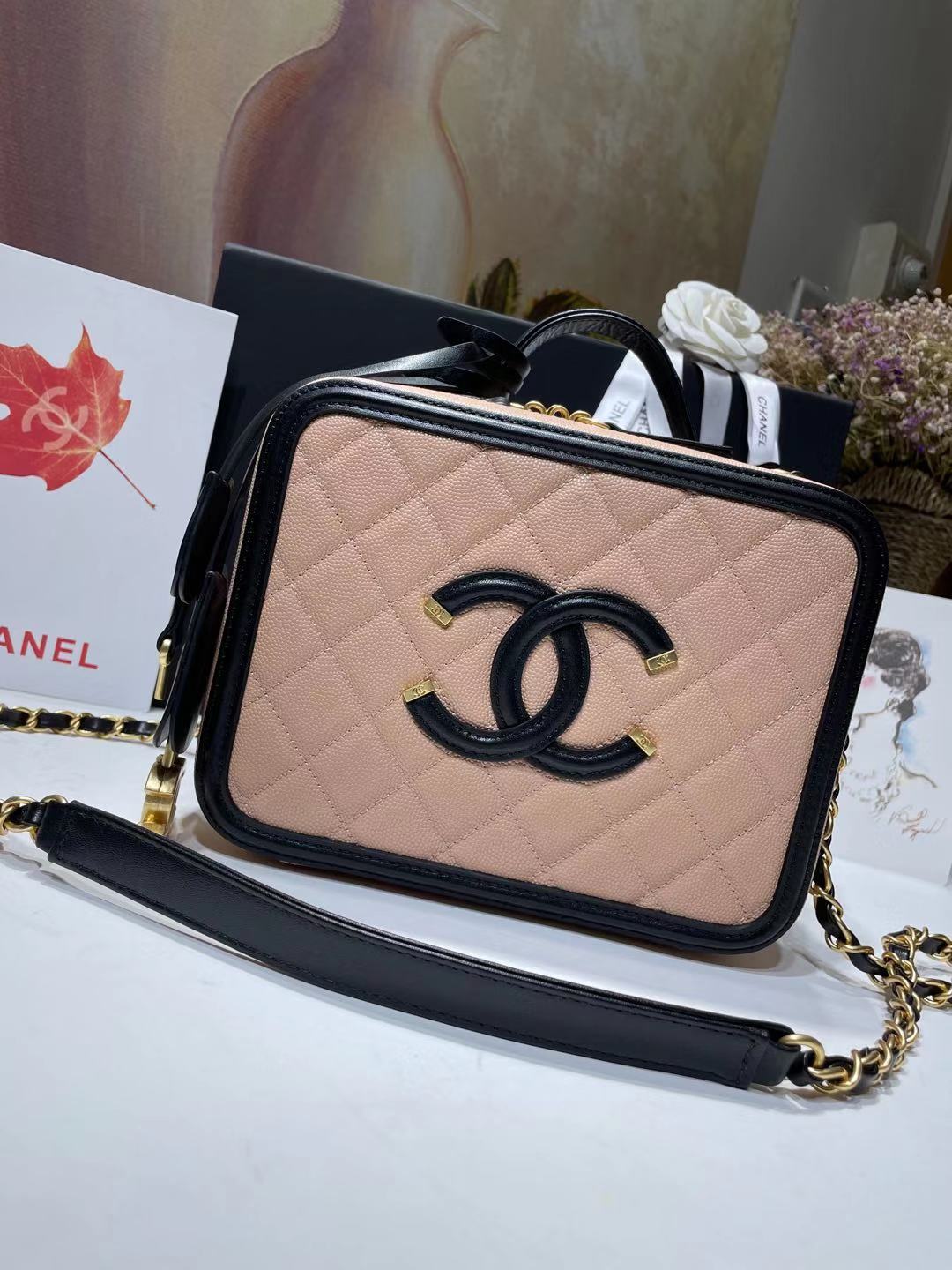 Neceser Chanel 93342, concepto de diseño único, logo tridimensional, piel de vacuno de caviar original, candado de gasa…