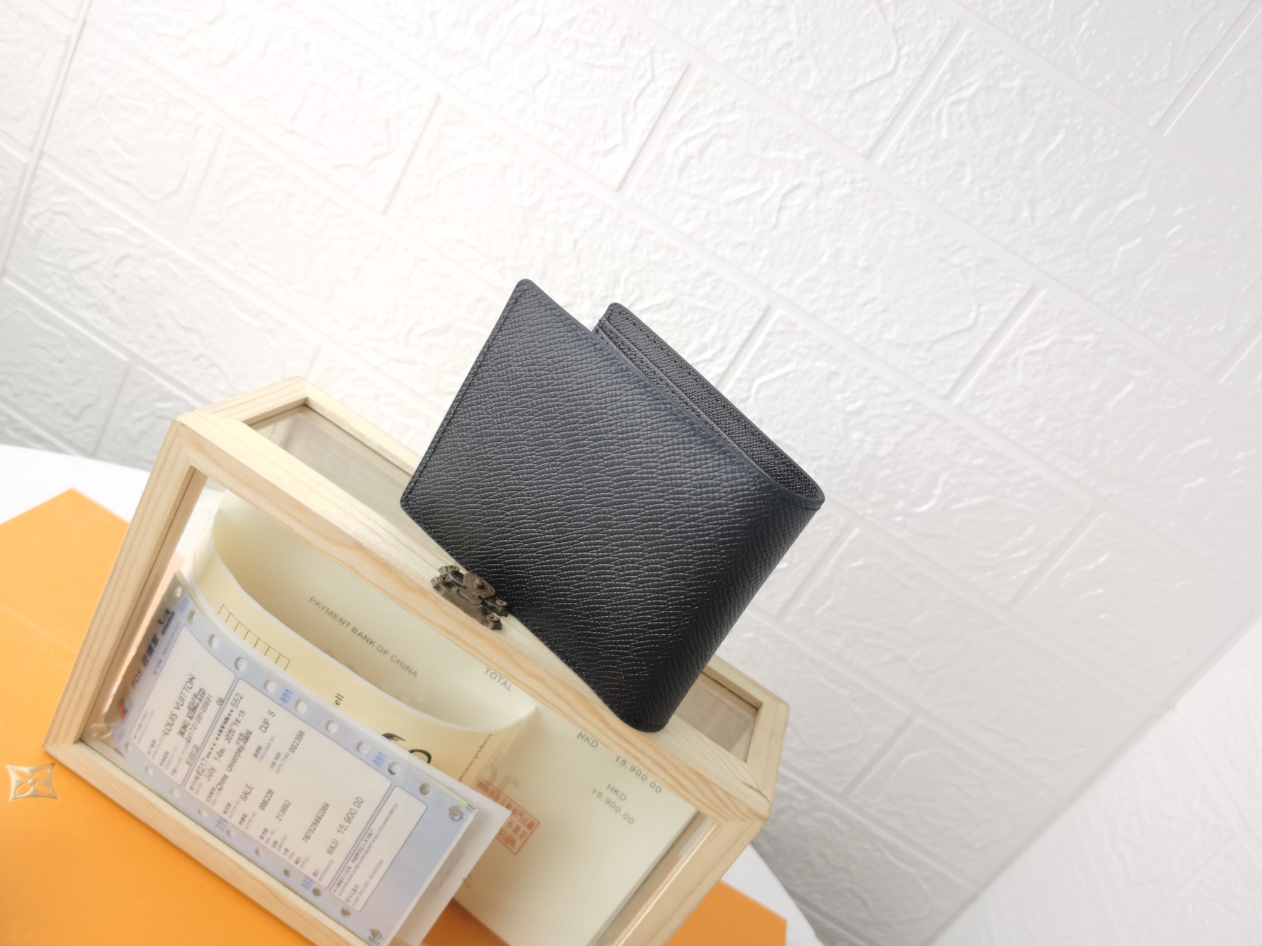 MULTIPLE十字纹五金皮夹でスタイリッシュに