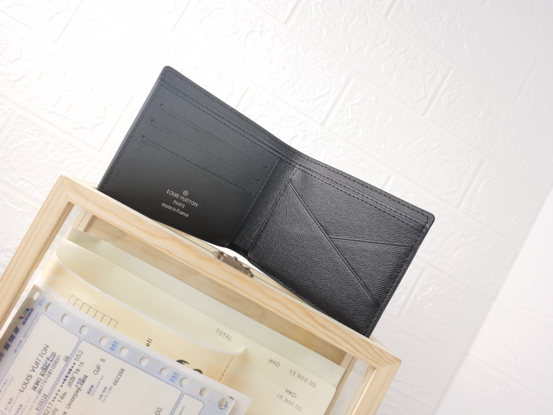 MULTIPLE十字纹五金皮夹でスタイリッシュに