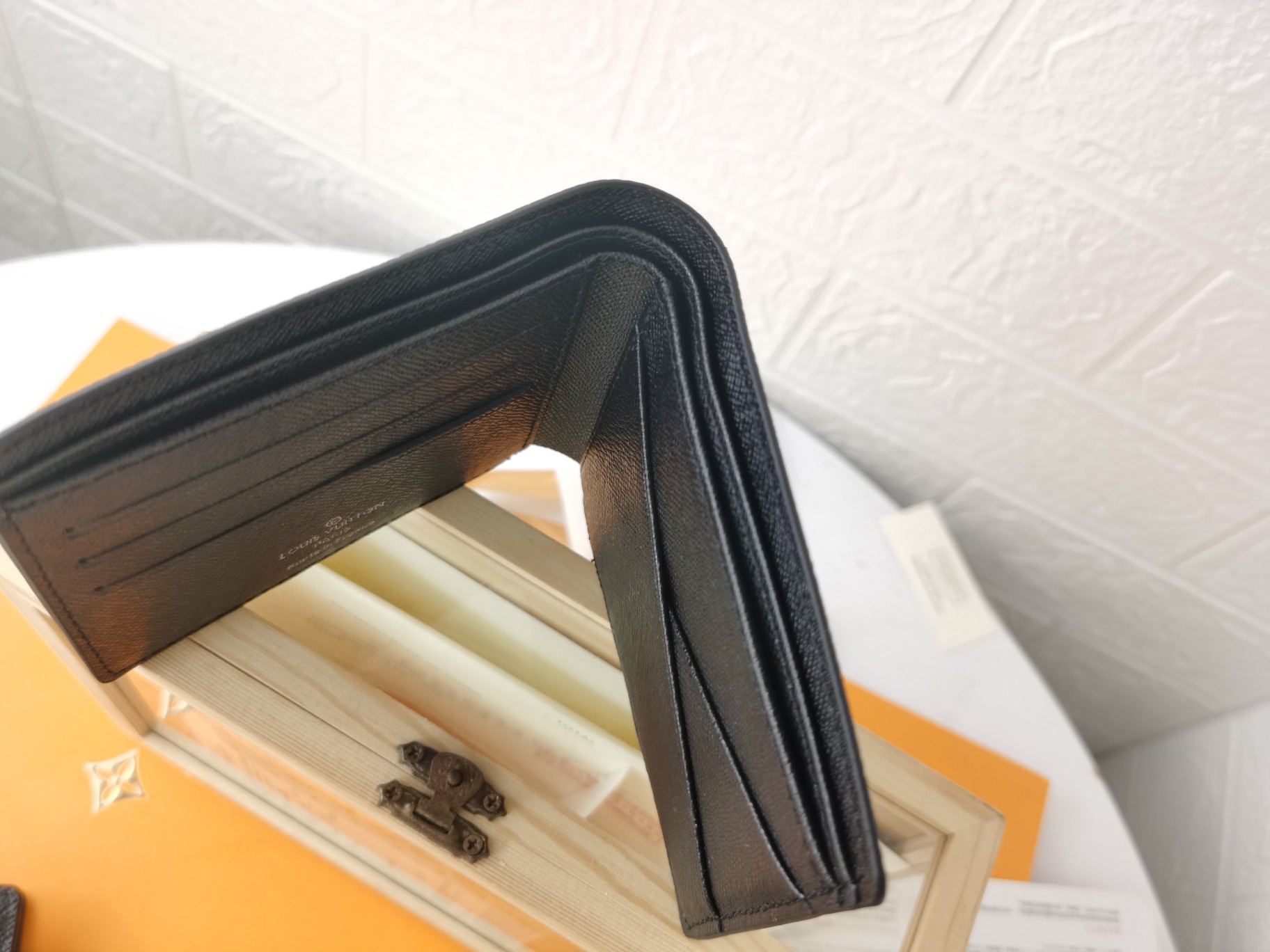 MULTIPLE十字纹五金皮夹でスタイリッシュに