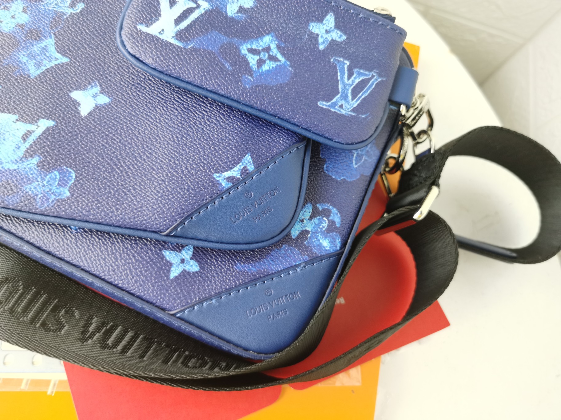 個性派M57840ブルー全皮印花Trio郵差包