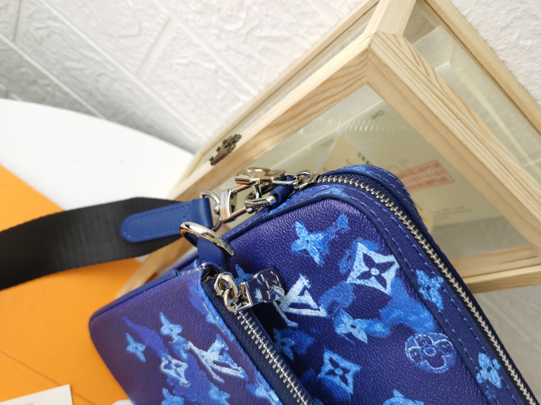 個性派M57840ブルー全皮印花Trio郵差包