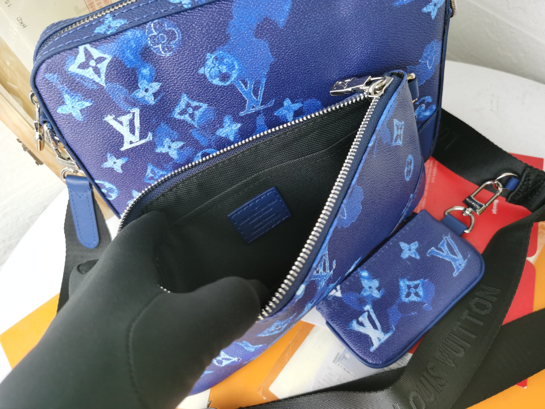 個性派M57840ブルー全皮印花Trio郵差包