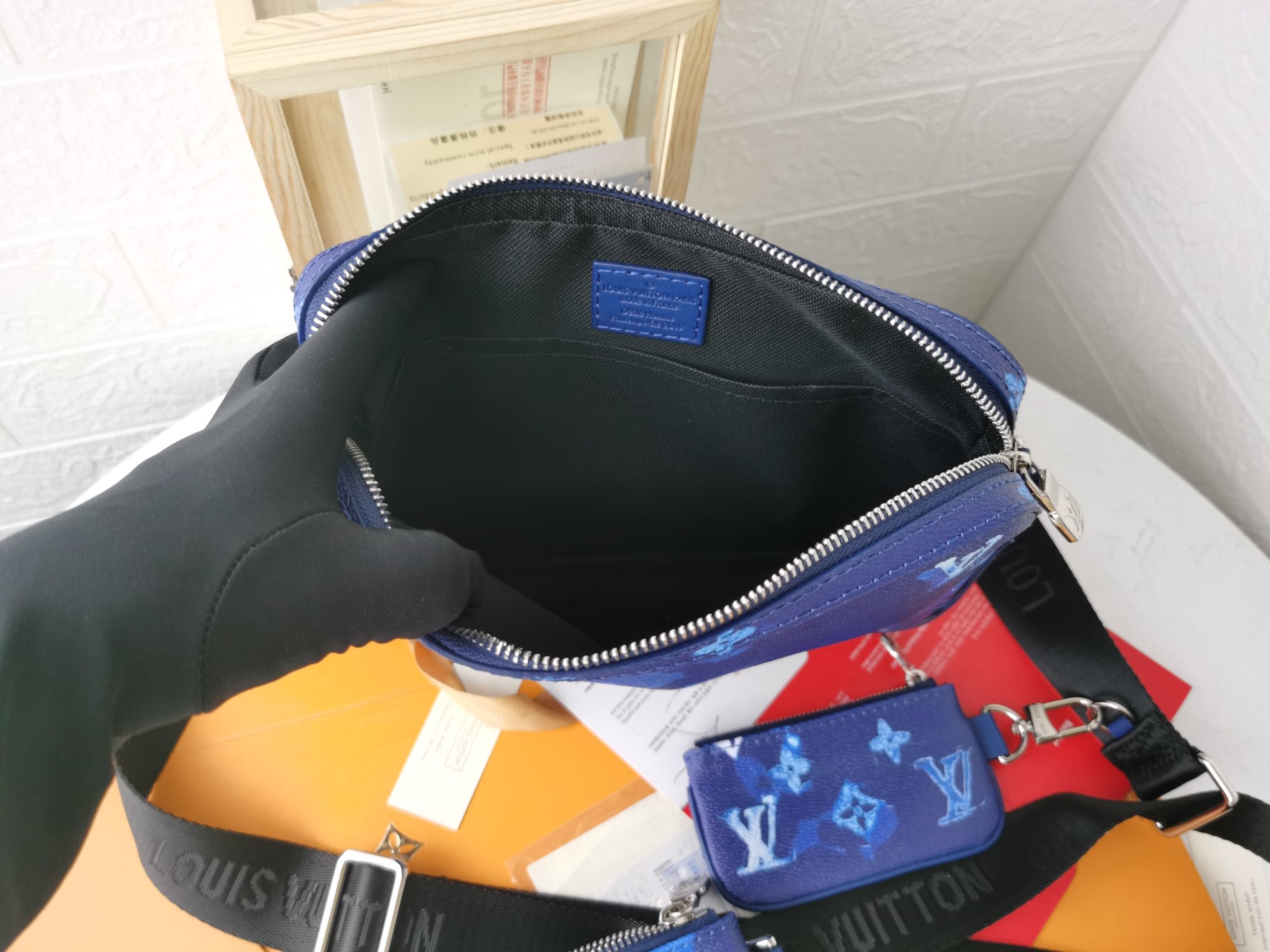 個性派M57840ブルー全皮印花Trio郵差包