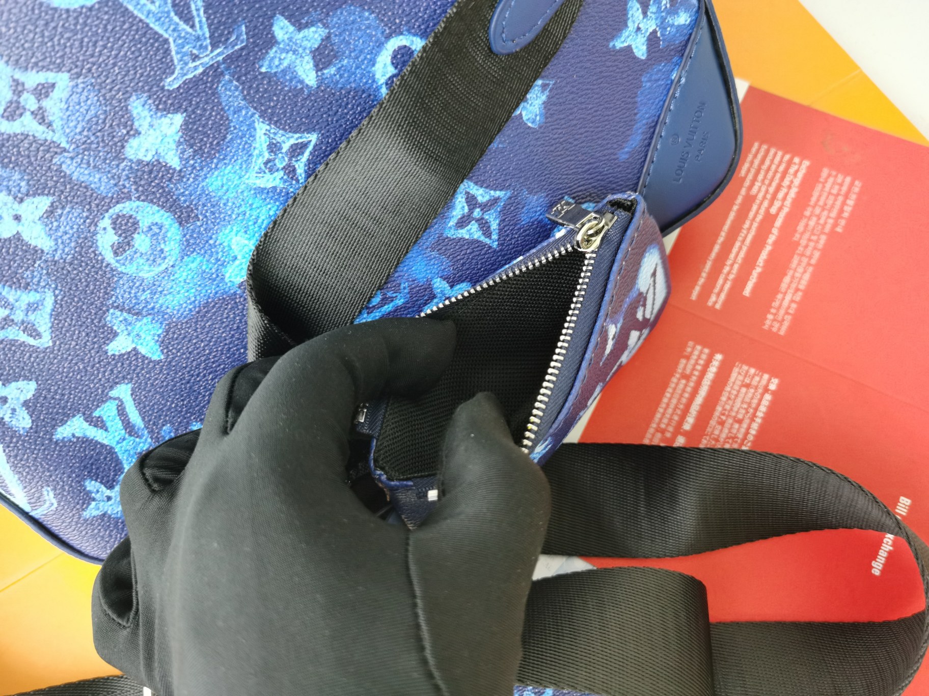 個性派M57840ブルー全皮印花Trio郵差包