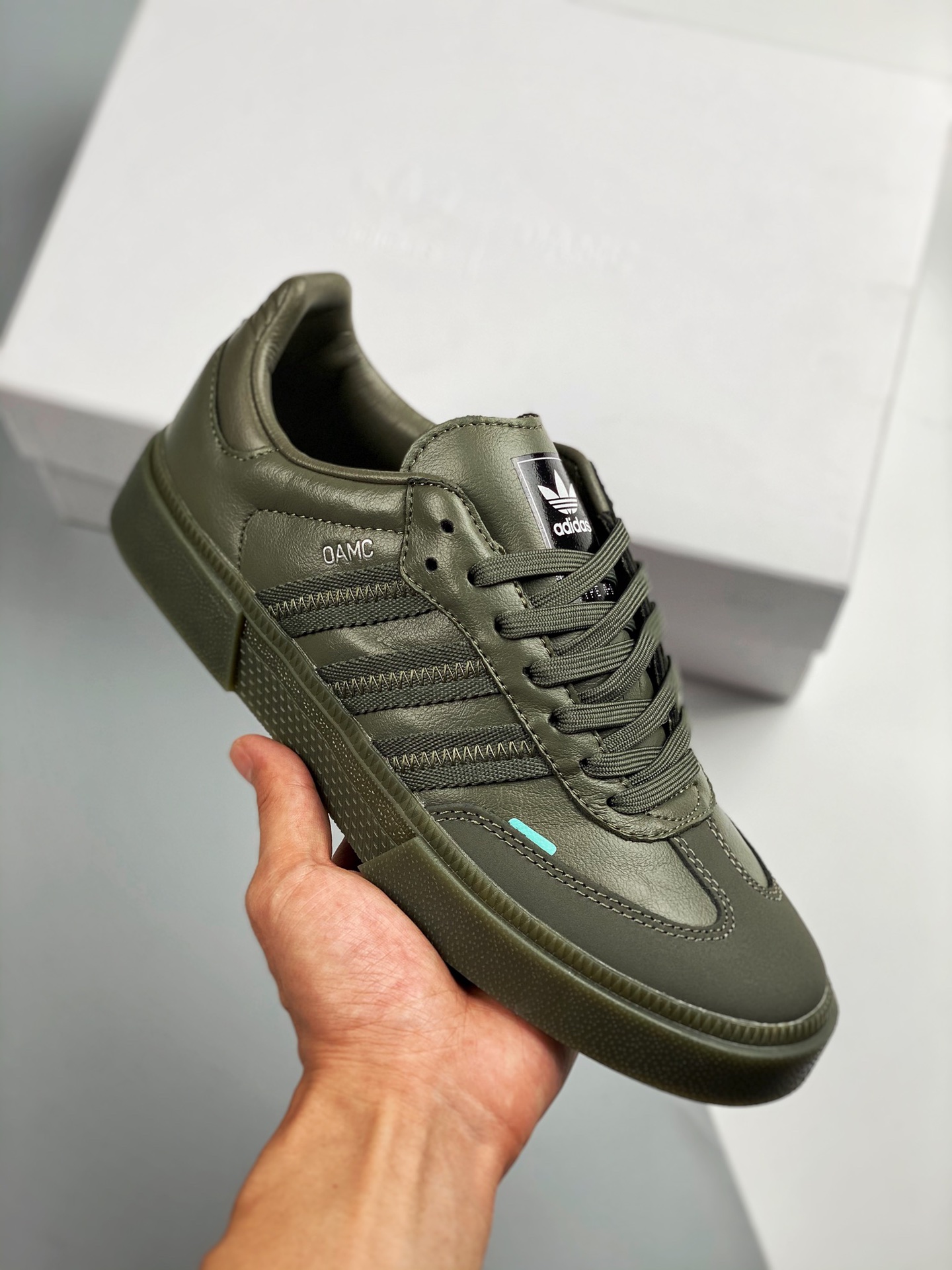 OAMC×adidas originals Type O-8 verde militar OAMC se inspira en el entorno cultural actual. En su colaboración con adid…