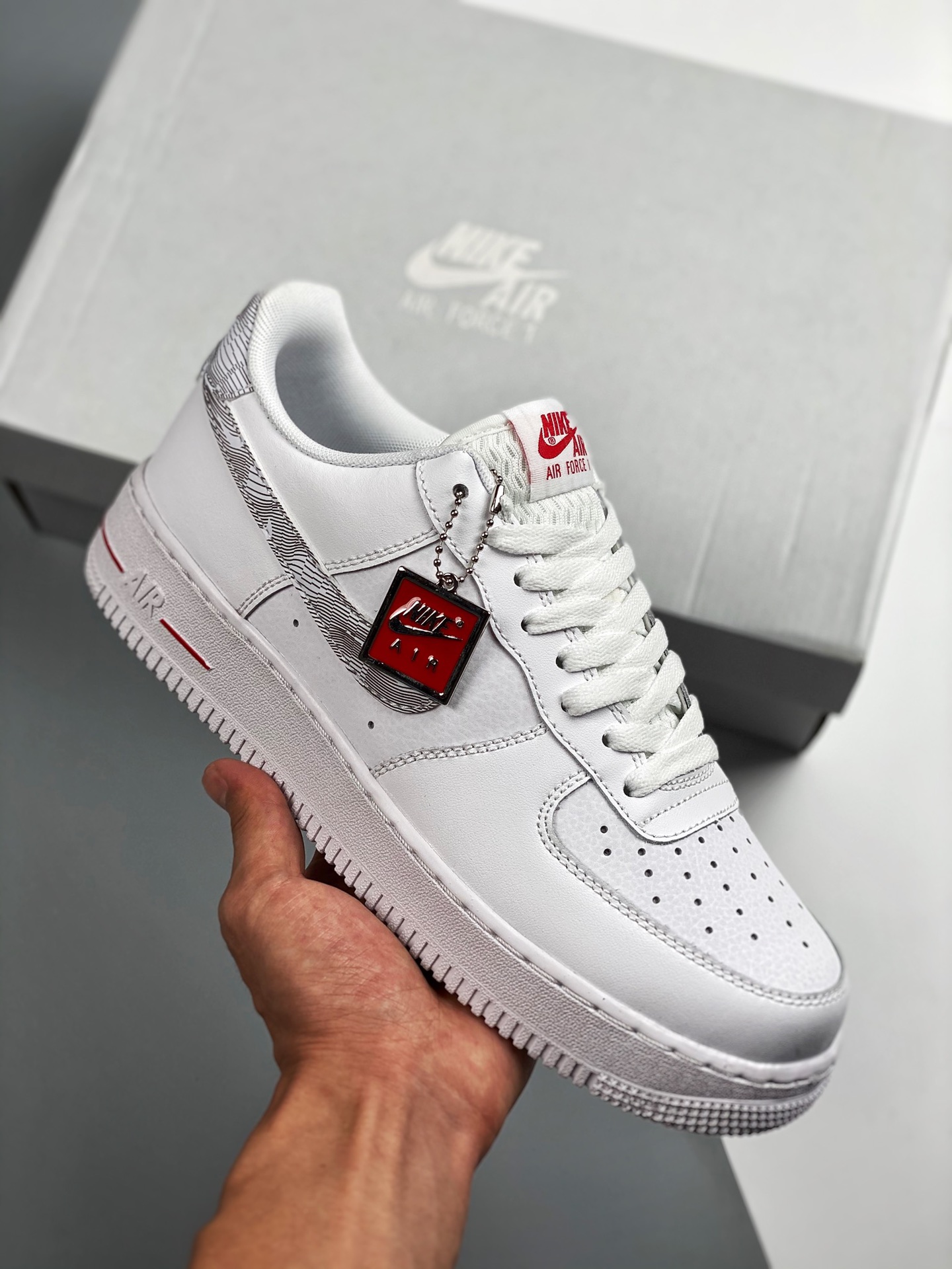 Air Force 1 Low (GS) blanco, gris y rojo, horma y plantilla originales, auténtica silueta Air Force, enfocado en el can…