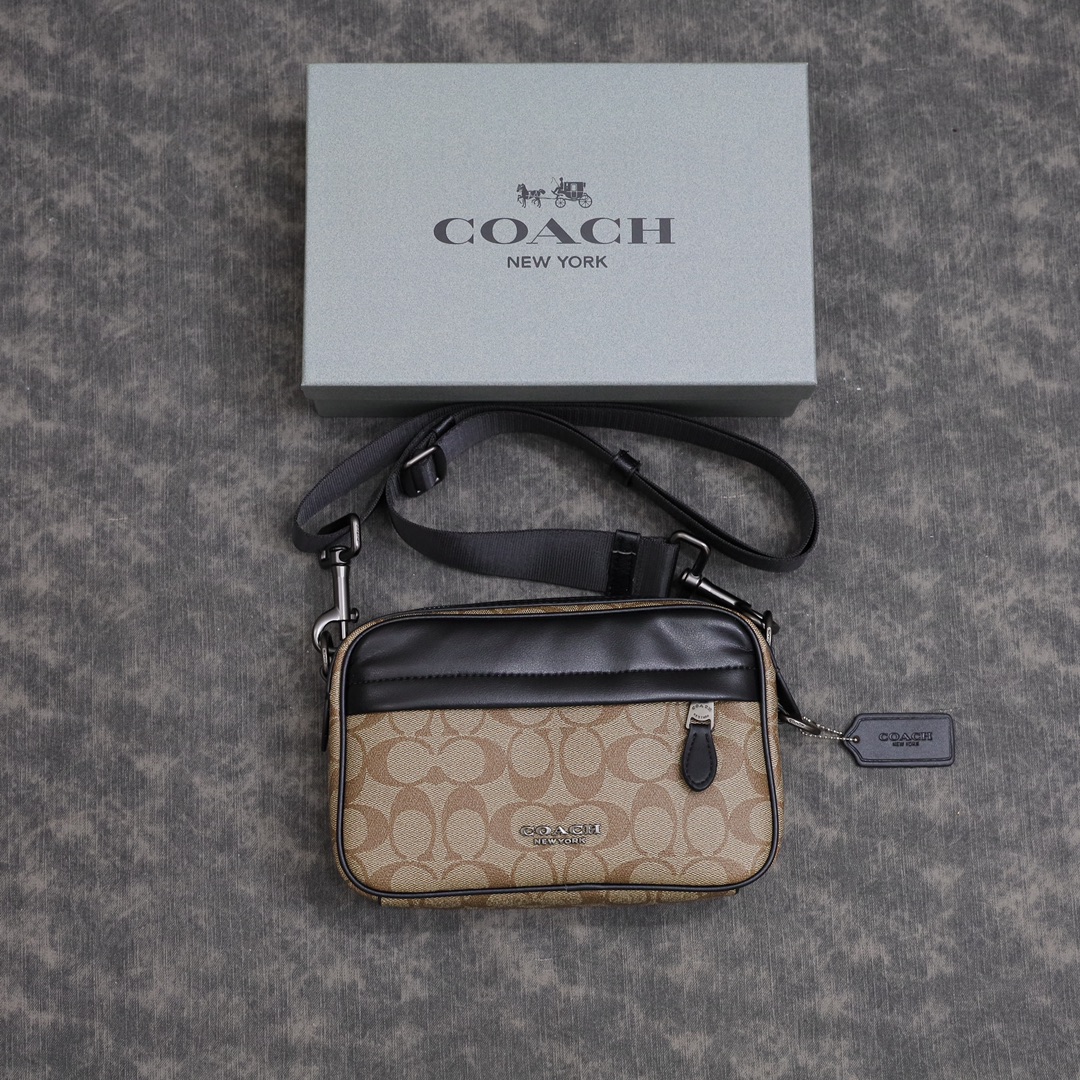 蔻驰相机包🅿️190 原单品质/正确版
国内有售.男士超级爆款. 
牛皮拼接经典双c斜挎包.
品质超级赞. 独家礼盒装.  
规格：24*16*6 cm