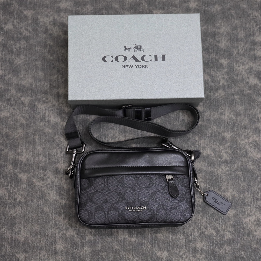 蔻驰相机包🅿️190 原单品质/正确版
国内有售.男士超级爆款. 
牛皮拼接经典双c斜挎包.
品质超级赞. 独家礼盒装.  
规格：24*16*6 cm