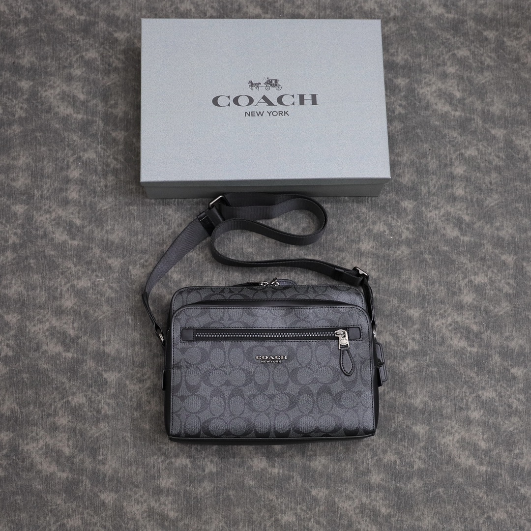 蔻驰男士邮差包🅿️300 它以简洁.耐用的风格特色来重新诠释当今的奢侈品.赢得消费者的喜爱.其产品保持着上乘的用 料和工艺的高质量水准. 规格：26*20*8cm