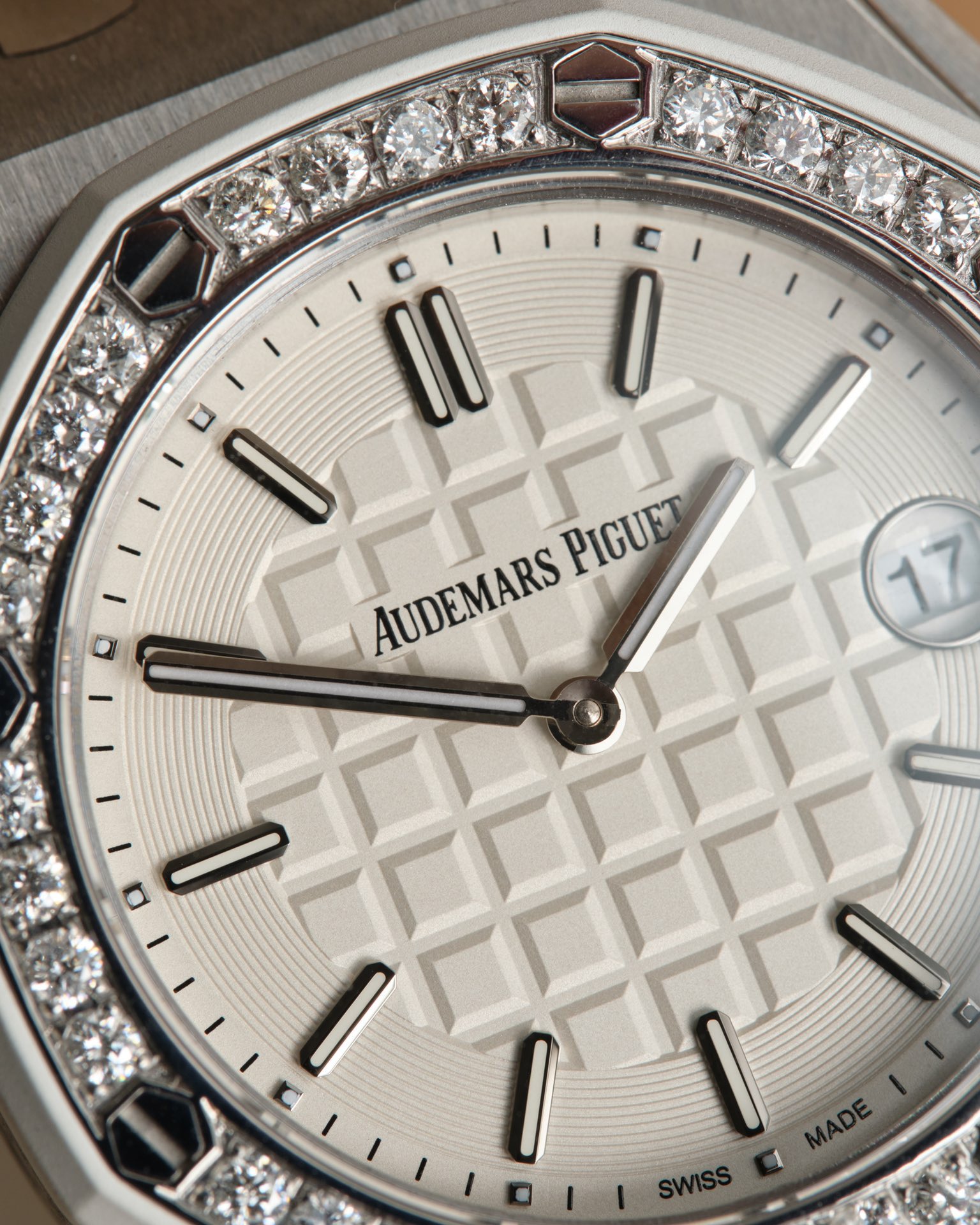Audemars Piguet 爱彼AP 皇家橡树离岸系列37mm石英女表 瑞士进口石英机芯 此款爱彼是女款 不仅拥有男表的硬朗霸气风格