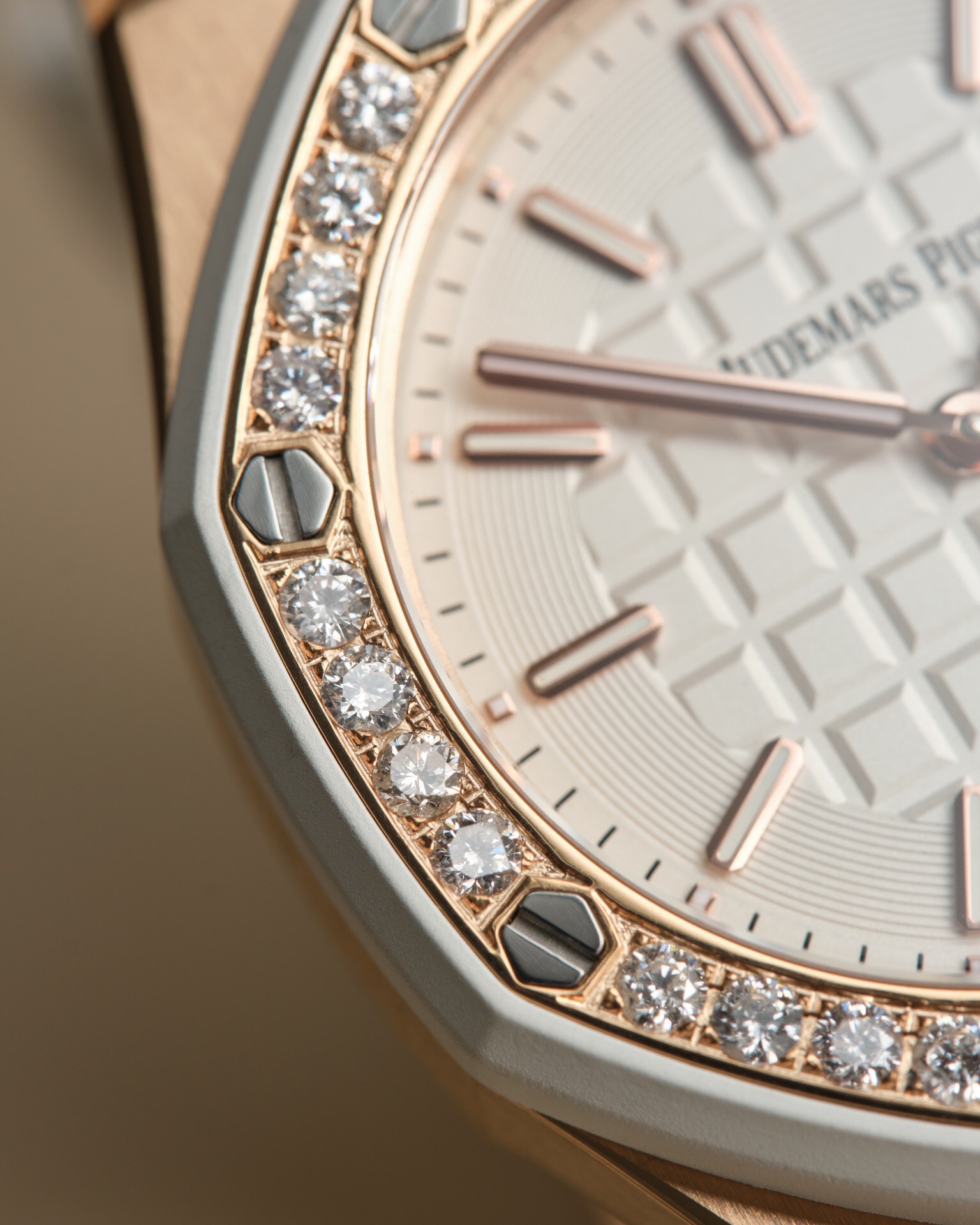 Audemars Piguet 爱彼AP 皇家橡树离岸系列37mm石英女表 瑞士进口石英机芯 此款爱彼是女款 不仅拥有男表的硬朗霸气风格