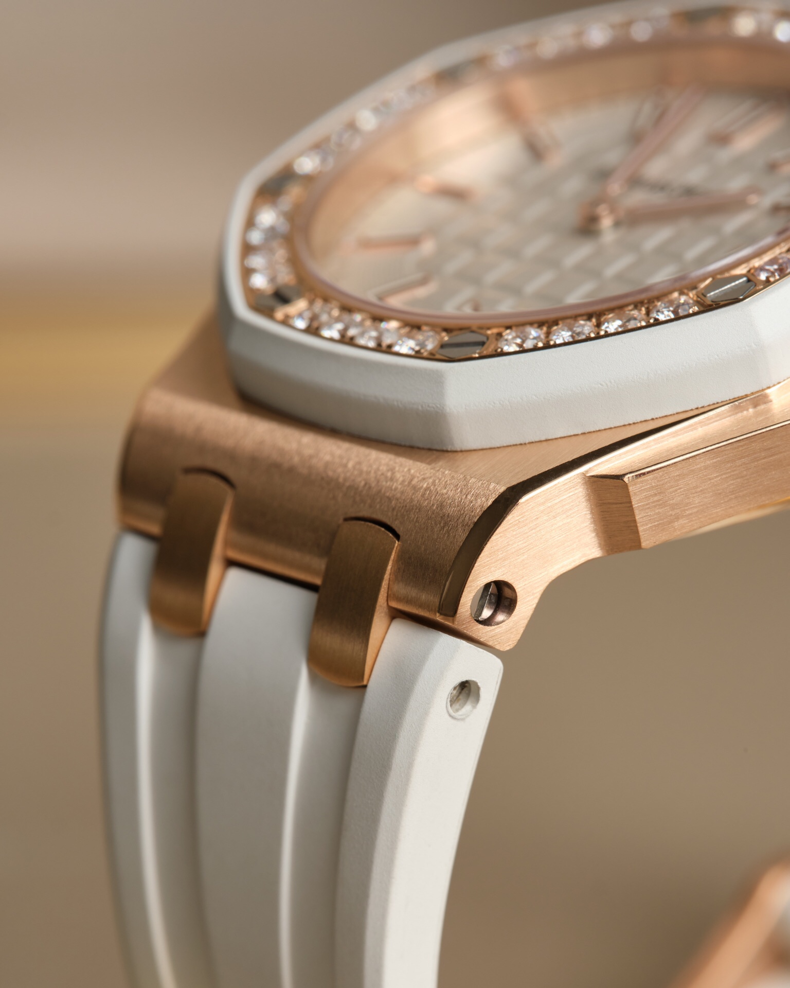 Audemars Piguet 爱彼AP 皇家橡树离岸系列37mm石英女表 瑞士进口石英机芯 此款爱彼是女款 不仅拥有男表的硬朗霸气风格
