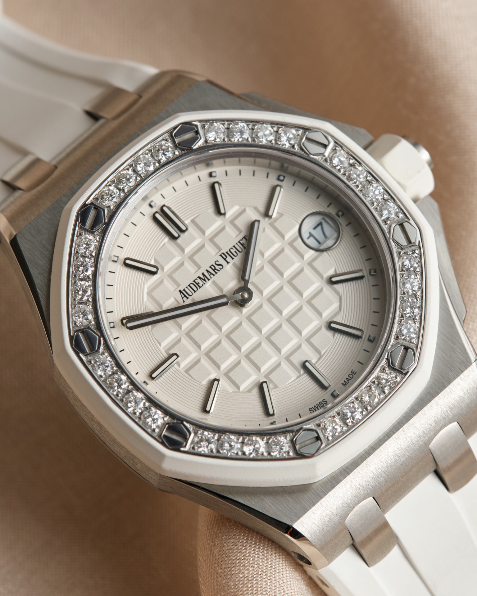 Audemars Piguet 爱彼AP 皇家橡树离岸系列37mm石英女表 瑞士进口石英机芯 此款爱彼是女款 不仅拥有男表的硬朗霸气风格