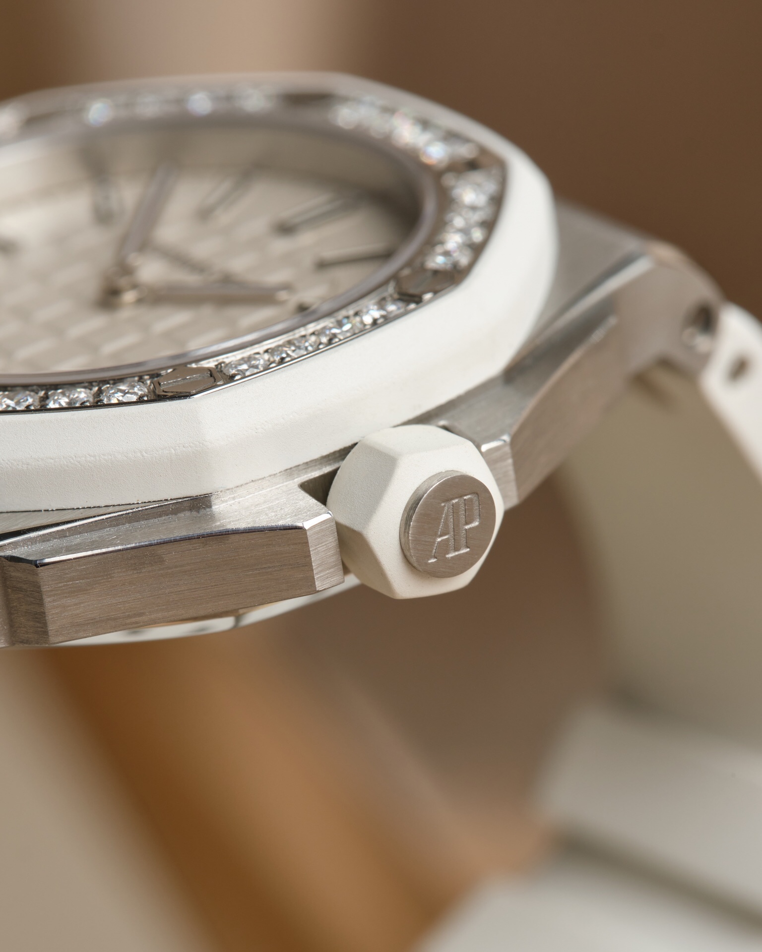 Audemars Piguet 爱彼AP 皇家橡树离岸系列37mm石英女表 瑞士进口石英机芯 此款爱彼是女款 不仅拥有男表的硬朗霸气风格