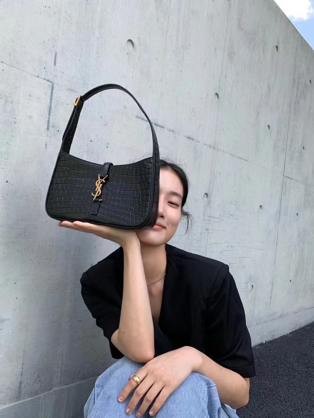 Saint laurent Ysl LE 5 À 7 鳄鱼纹腋下包 657228黑色