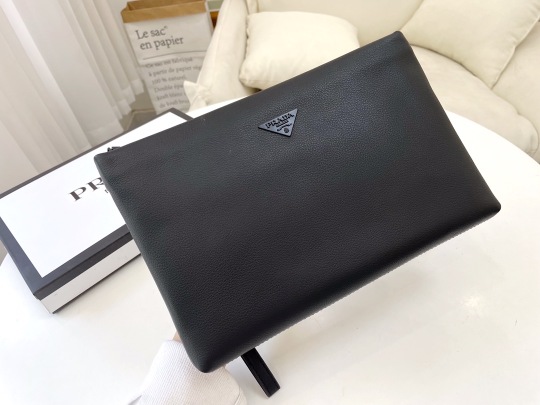 J5 210超大容量空间设计多卡位+暗格拉链、 设计精雕细琢一分不差，匠心制作有口皆碑。所有细节做工神级复刻，原单5品质尺寸 28x18x2黑色型号：5602-12 配精美礼品，海关贴,密封包装。