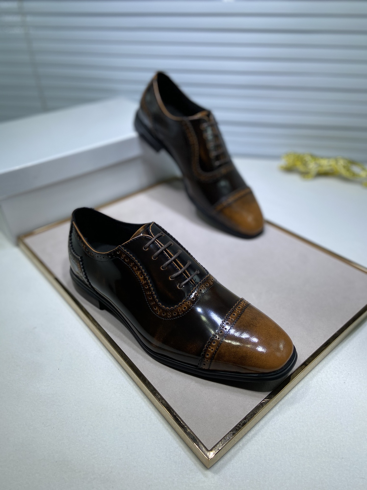 J5 高端牛里💯菲拉格慕Ferragamo正装休闲皮鞋，香港专柜同步上市🔥质量超级好，进入专柜毫无压力 厂家原版订购制作💯原单品质👑强势打造高端品质👨进口头层开边珠牛皮鞋面，头层牛皮内里➕原版防滑耐磨橡胶大底，奢华大气💯38—44码💝