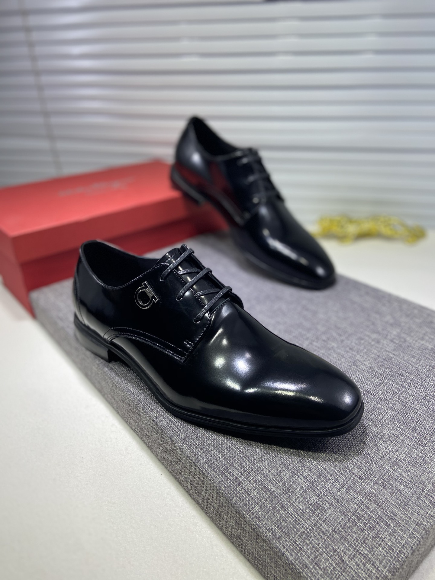 J5 高端牛里💯菲拉格慕Ferragamo正装休闲皮鞋，香港专柜同步上市🔥质量超级好，进入专柜毫无压力 厂家原版订购制作💯原单品质👑强势打造高端品质👨进口头层开边珠牛皮鞋面，头层牛皮内里➕原版防滑耐磨橡胶大底，奢华大气💯38—44码💝