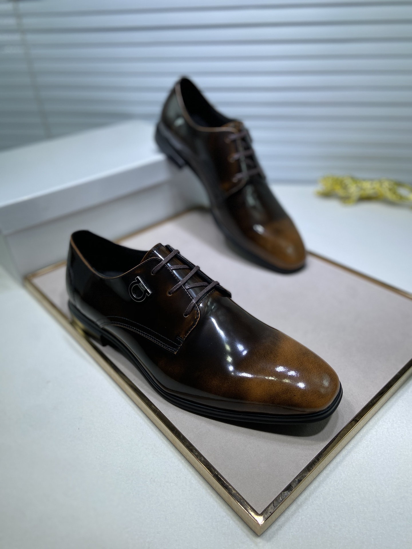 J5 高端牛里💯菲拉格慕Ferragamo正装休闲皮鞋，香港专柜同步上市🔥质量超级好，进入专柜毫无压力 厂家原版订购制作💯原单品质👑强势打造高端品质👨进口头层开边珠牛皮鞋面，头层牛皮内里➕原版防滑耐磨橡胶大底，奢华大气💯38—44码💝