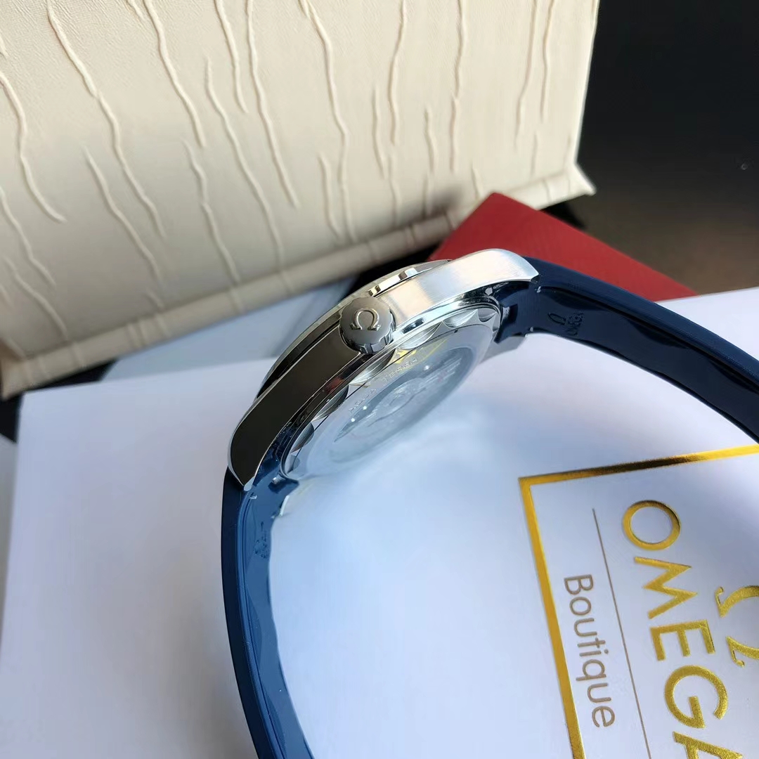 💰580 GD出品，福利爆款🔥回货
#赠送钢带🈶一只表的价格配两种表链
【海洋魅力 经典爆款】GD出品 西铁城专属——鸥米茄海马系列Aqua Terra 150米腕表 经典隽永的设计极具鸥米茄品牌特色 
【机芯】搭载GD专注而制零返修💯全新西铁城8215自动机械机芯 走时精准 持久耐用，深得表友认可 
【表壳】316L精钢表壳 修正优美壳身 原装一致41.5mm表径 压弧表盘 深度防水 
【表链】采用316L精钢表链 配同样材质的原装折叠表扣 细节同步正品 
⚠️请认准GD出品独家品质
